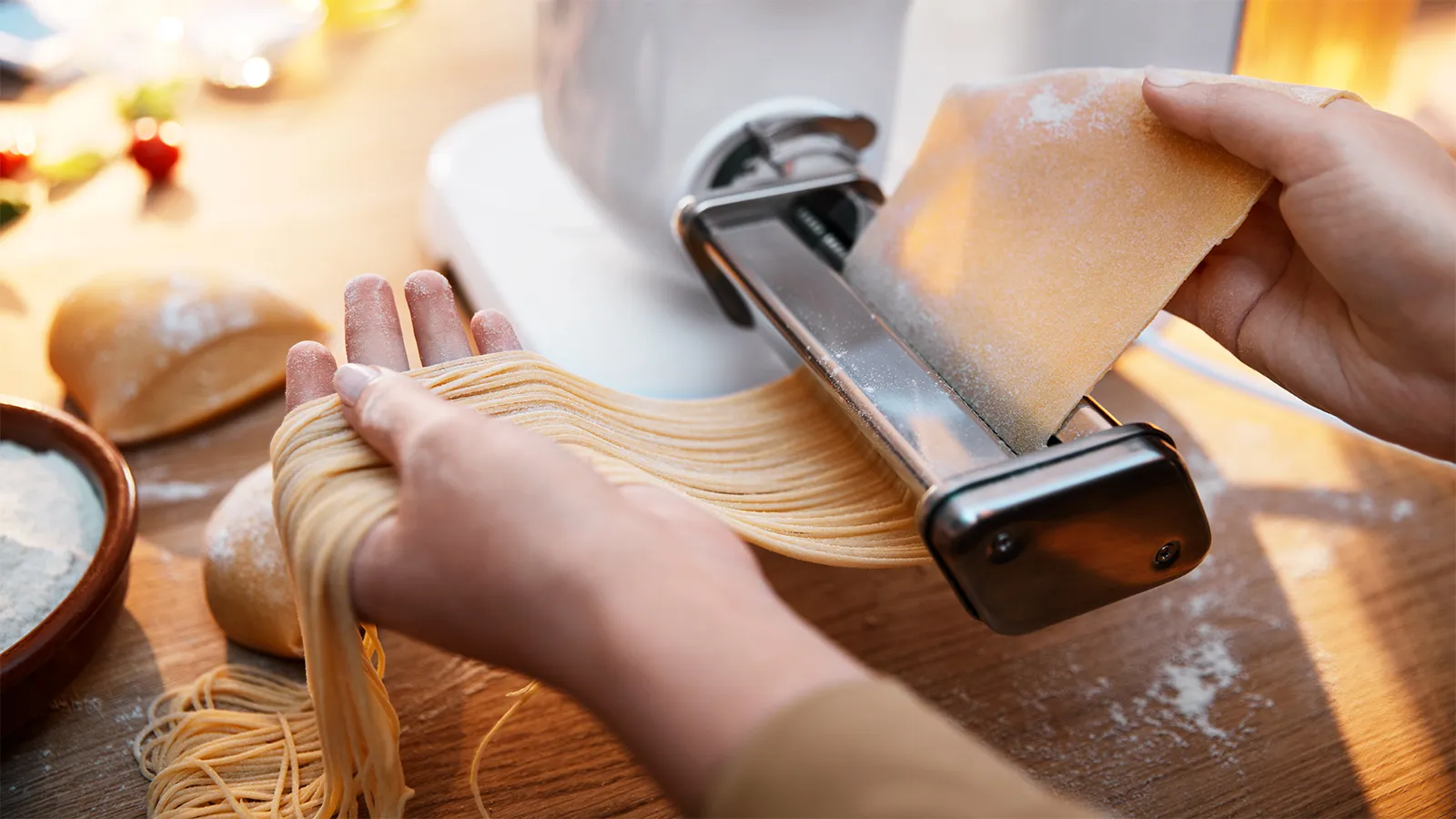 Robot de bucătărie MUM5 echipat cu accesorio pentru spaghete
