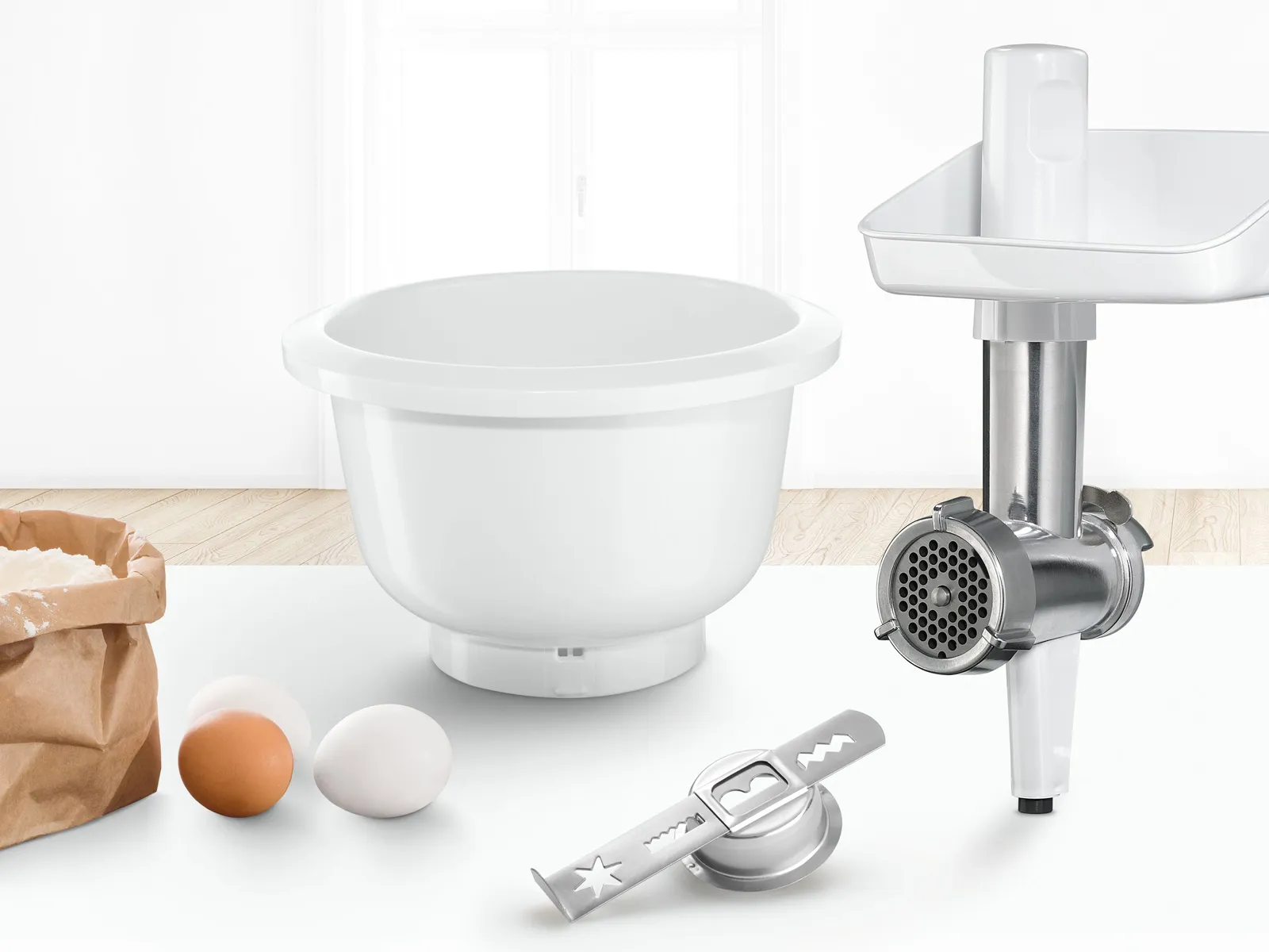 Set BakingSensation pe un blat de bucătărie alături de ingrediente pentru aluat.