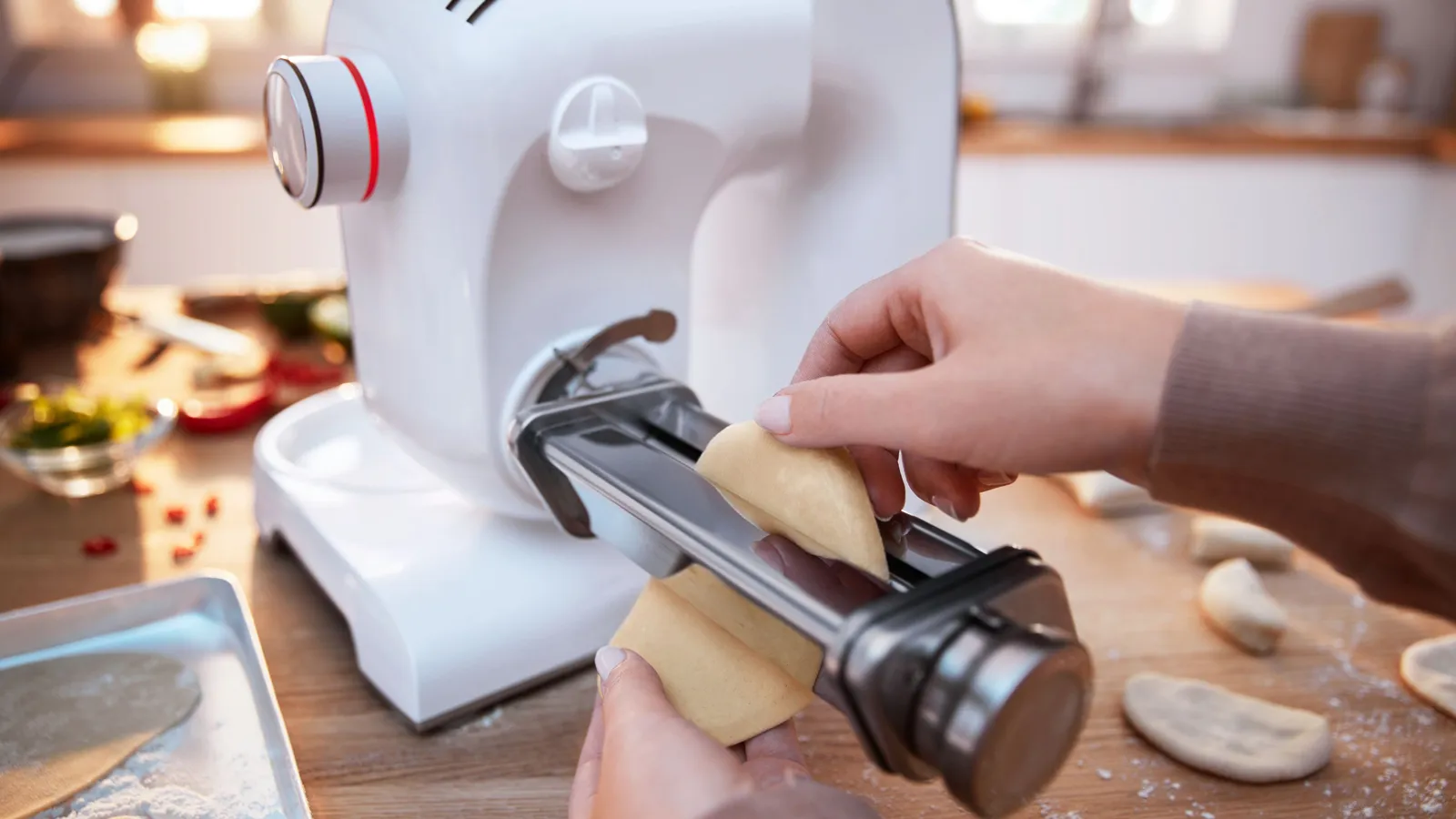 Robot de bucătărie MUM5 echipat cu accesoriu pentru lasagna, pe o masă de bucătărie