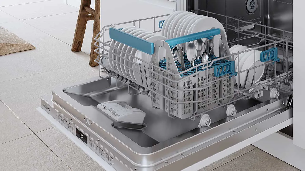 Herausgezogener Unterkorb eines Constructa Geschirrspülers mit Tellern und Besteck im Besteckkorb.