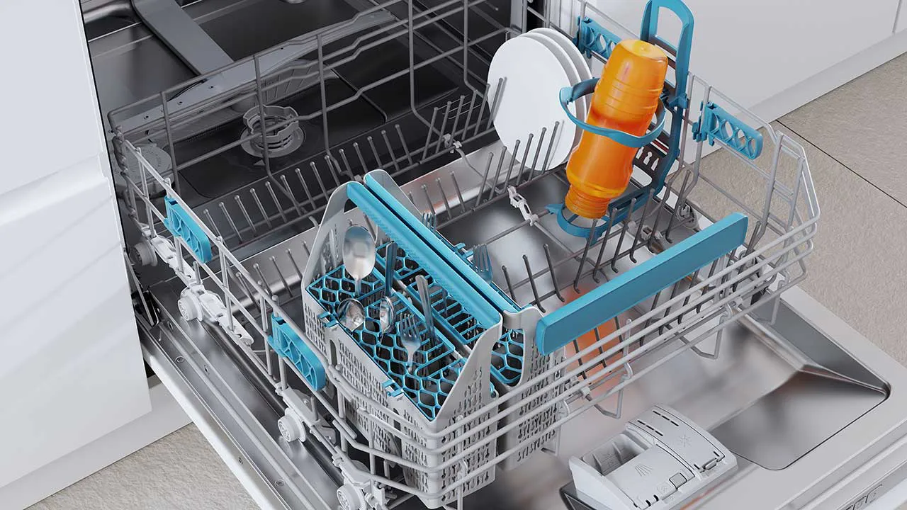 Unterkorb des Constructa Geschirrspülers mit Besteckkorb und Flaschenhalterung.