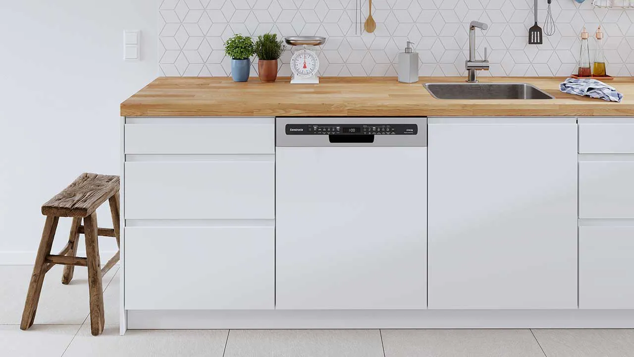 Moderne, helle Küche mit integriertem Constructa Geschirrspüler und Holz-Arbeitsplatte. 