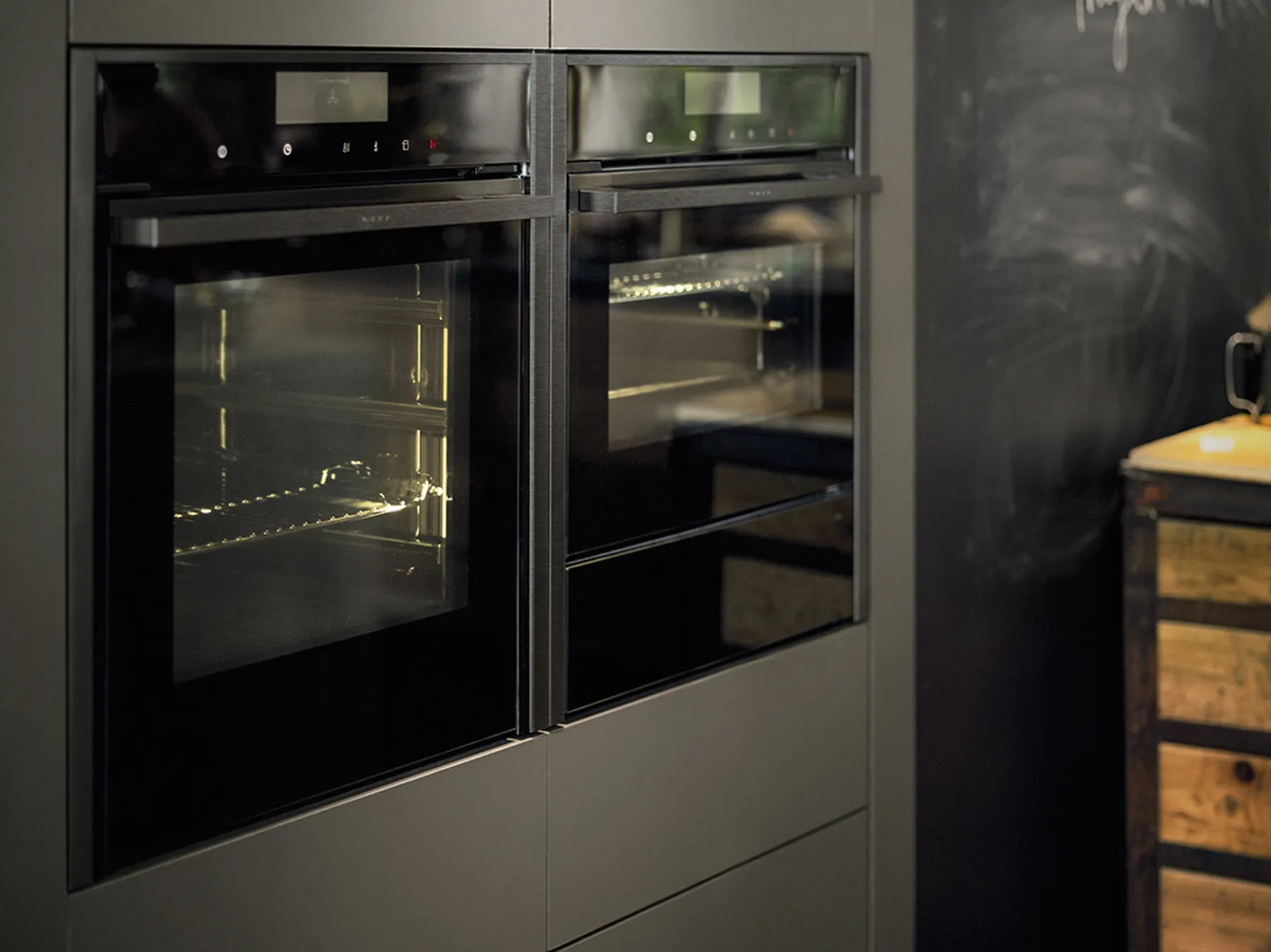 Femme tournant le Twist Pad Flex sur le four en métal argenté, dans une cuisine en bois.