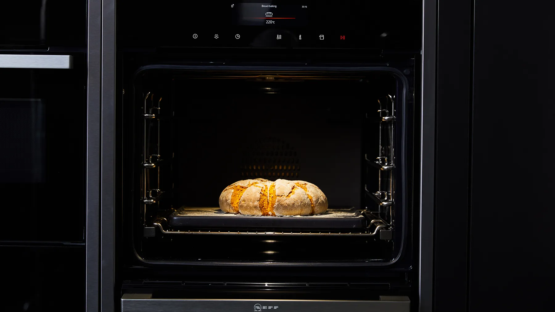 Frisch gebackener Brotlaib mit goldbrauner Kruste im Backofen