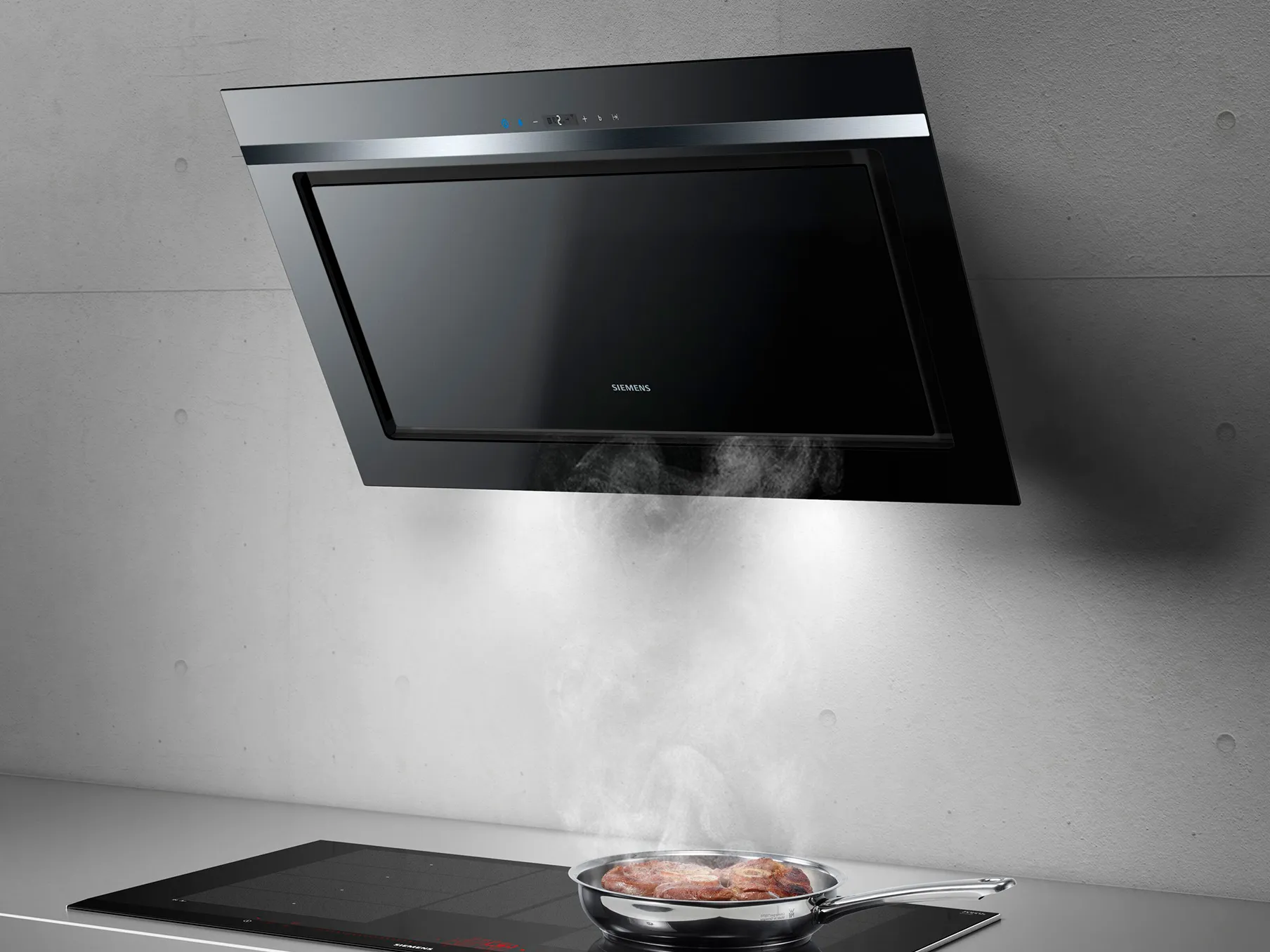 Ventilador de exaustão de cozinha montado na parede preta com vapor que nasce da panela de cozinha no fogão abaixo.