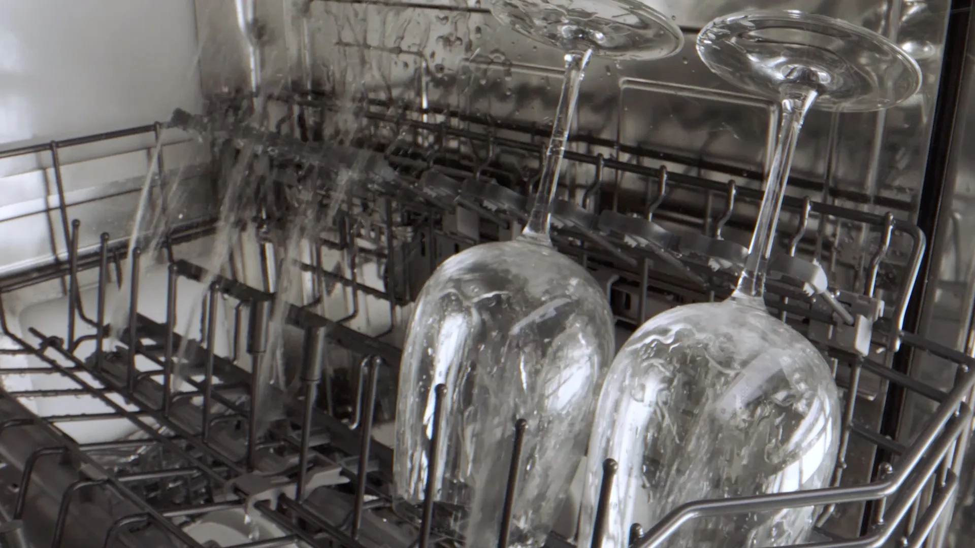 Action shot of the supplementary jets found in various Gaggenau 200 series dishwashers