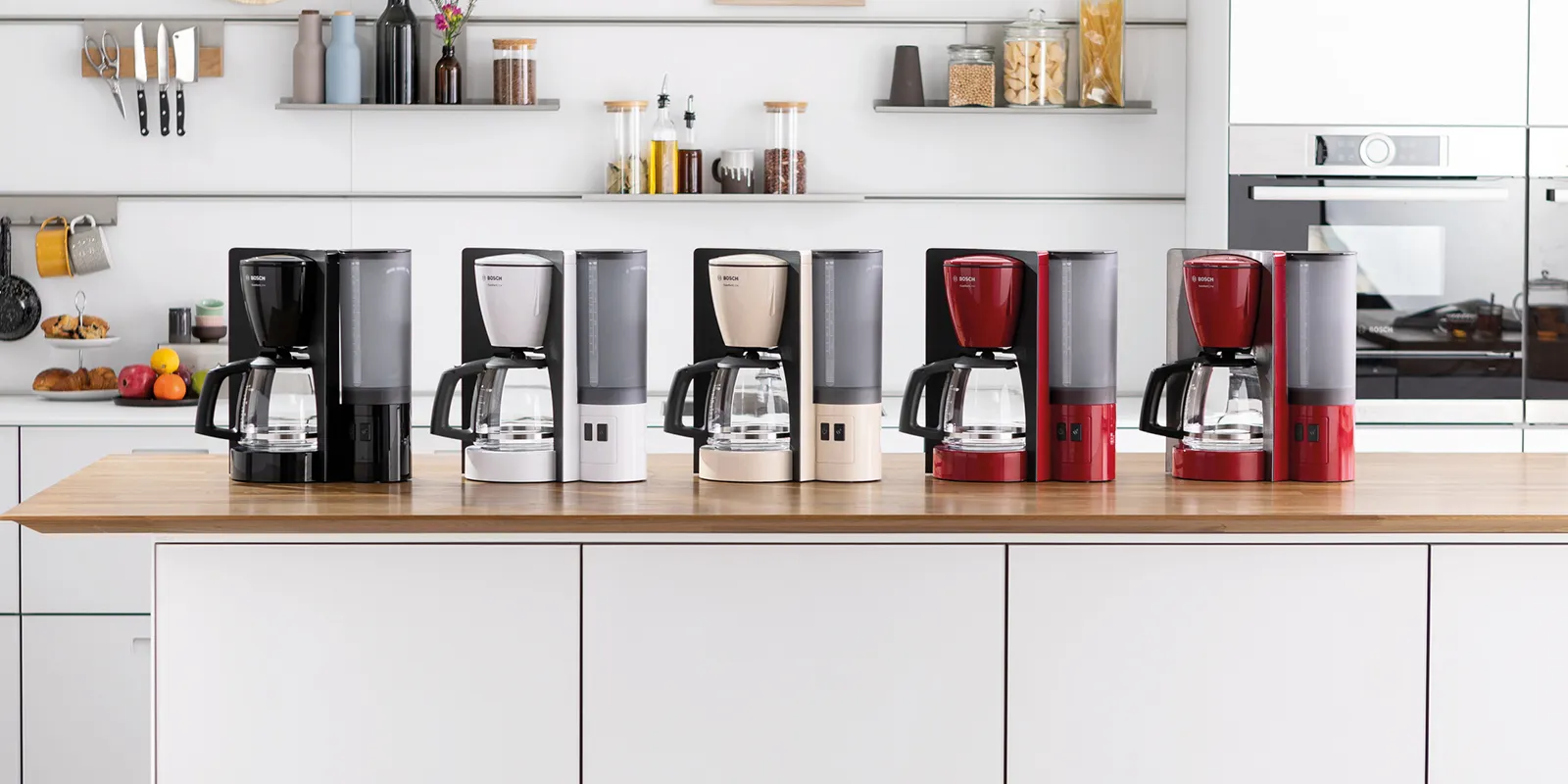 ComfortLine filtrli qəhvə maşını müxtəlif rənglərdədir: qara, ağ, krem və qırmızı