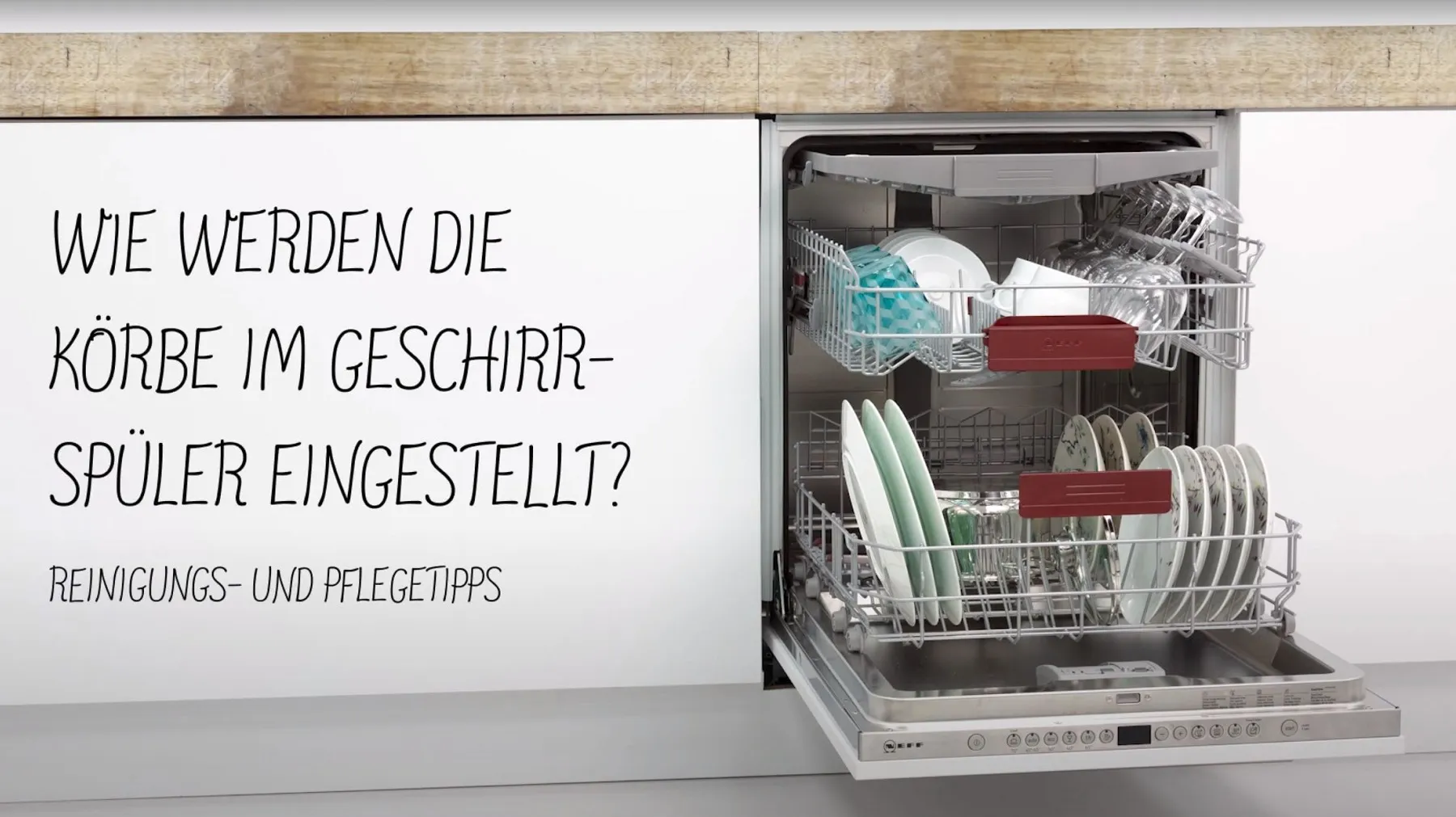 Offener Geschirrspüler mit sauberen Gerichten, Text fragt "Wie werden die Körbe in der Spülmaschine angeordnet?"