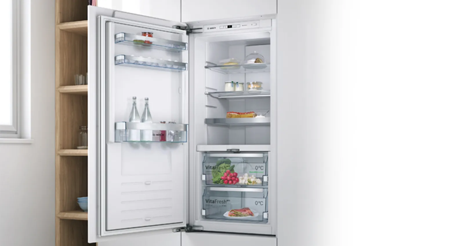 Inbouw koel-vriescombinatie ingebouwd in een moderne keuken