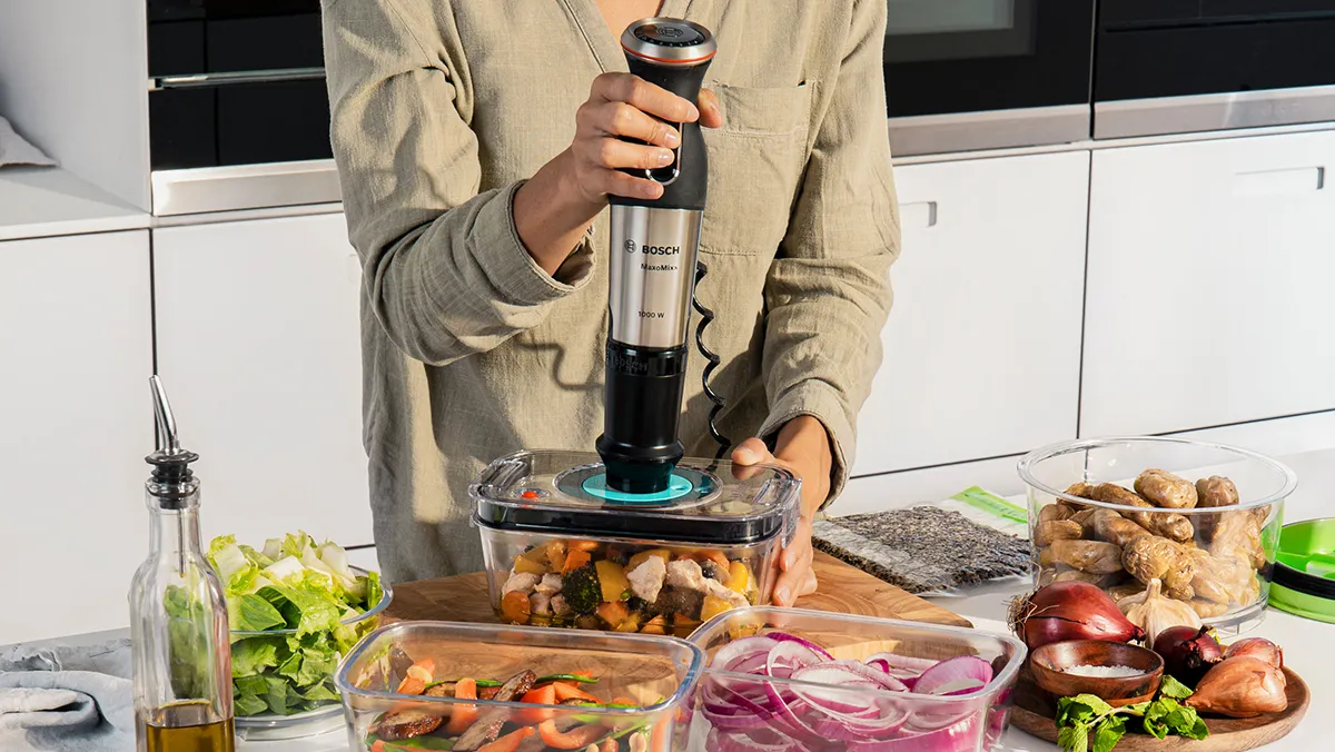 Mixeur plongeant employé pour mettre sous vide des récipients compatibles.