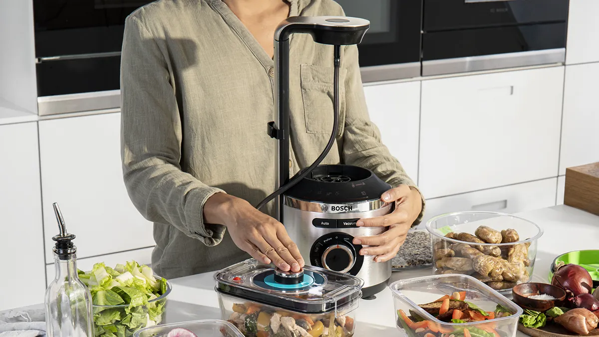Un blender Bosch est utilisé pour conditionner sous vide des récipients compatibles.