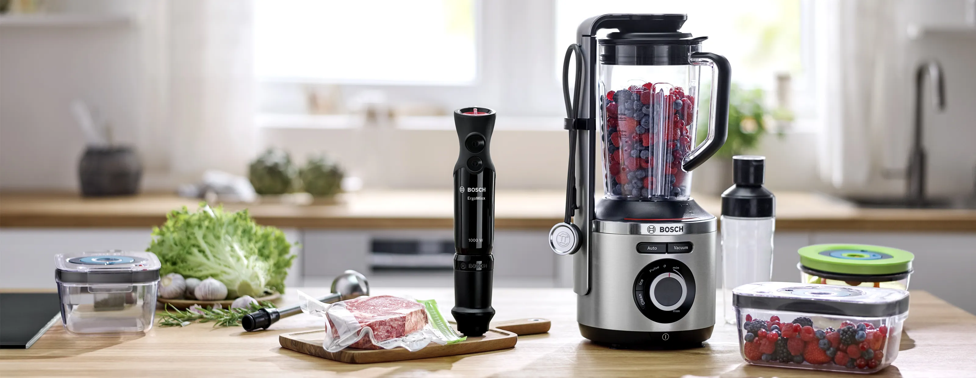 Blender VitaPower Serie 8 Bosch avec système de mise sous vide sur un plan de travail à côté de produits et d'accessoires de conditionnement sous vide.