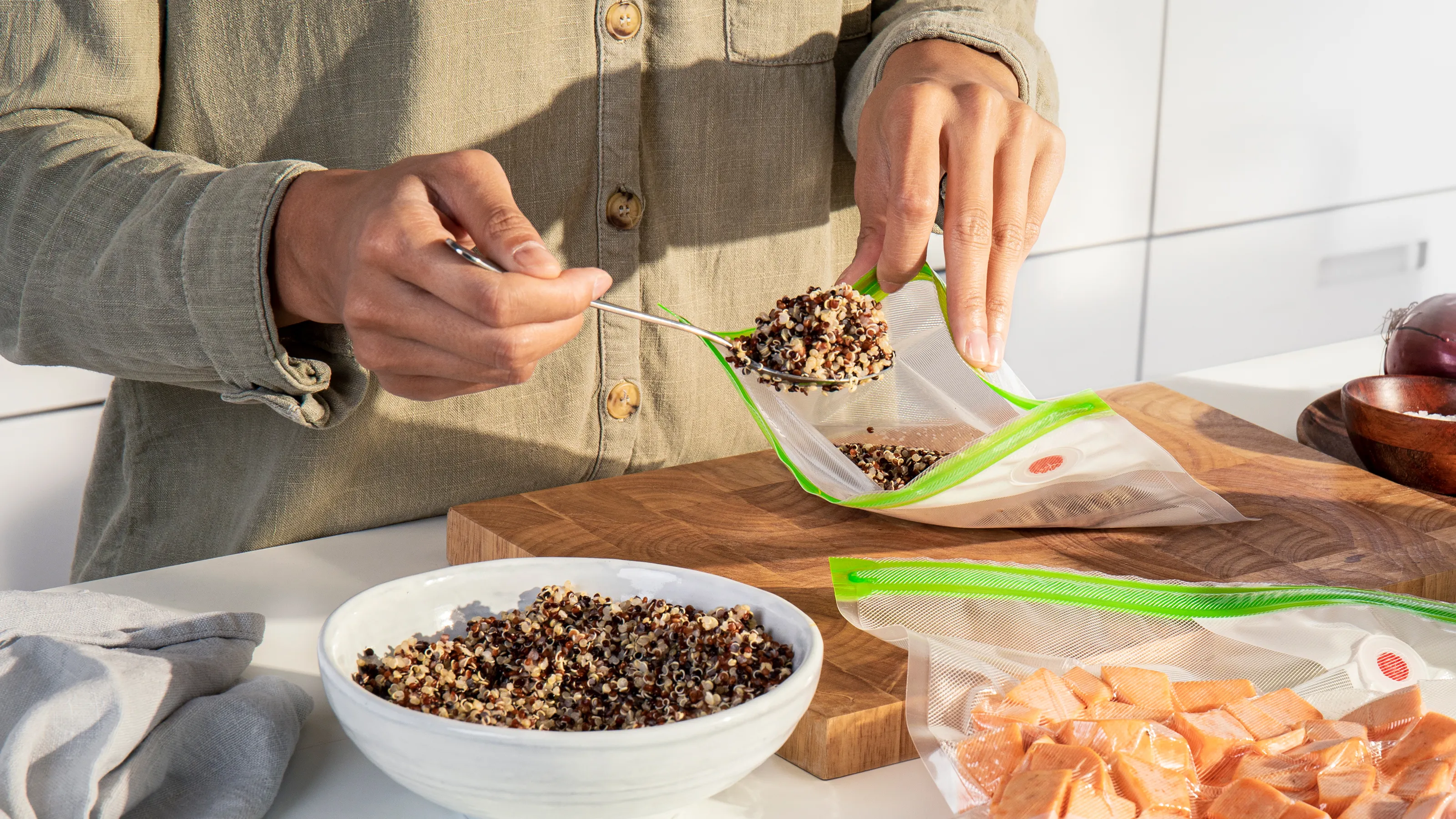 Une personne place des aliments cuits dans des sacs en vue de leur mise sous vide. 