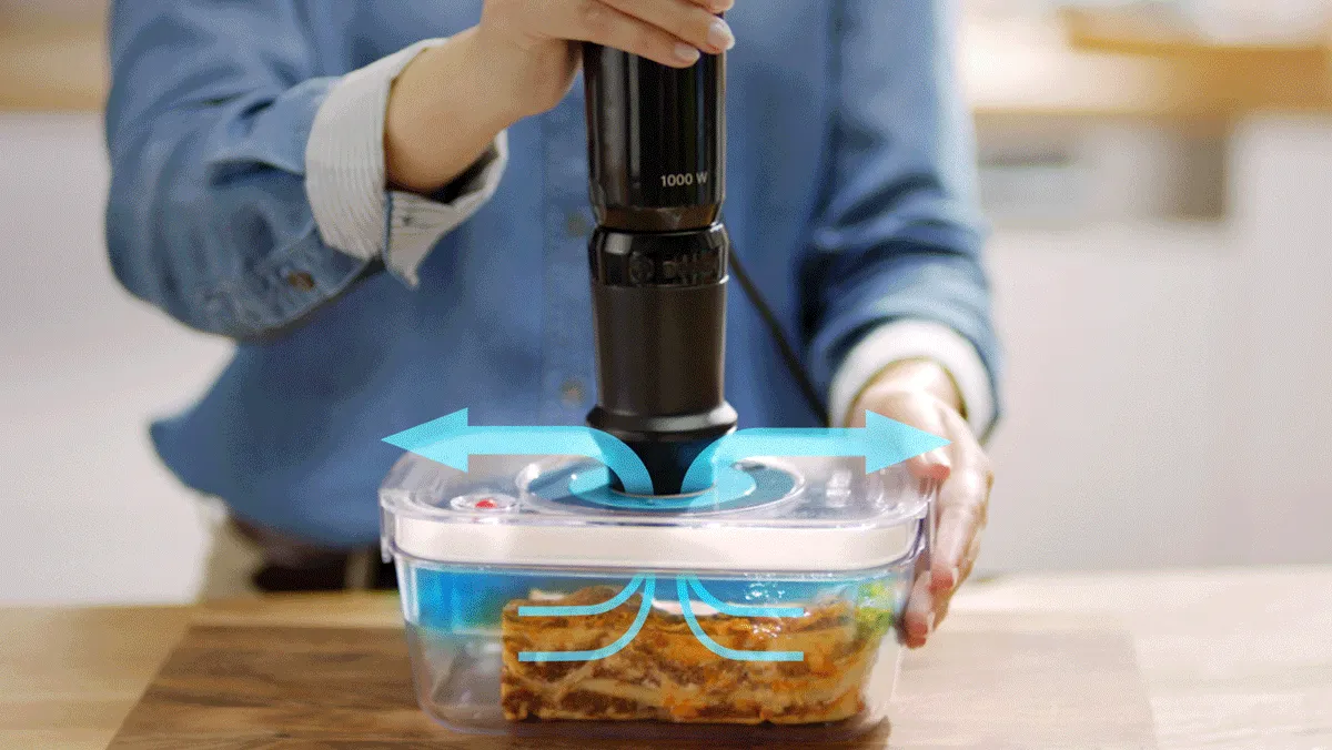 Mixeur plongeant Bosch conditionnant sous vide des restes dans un récipient sous vide. 