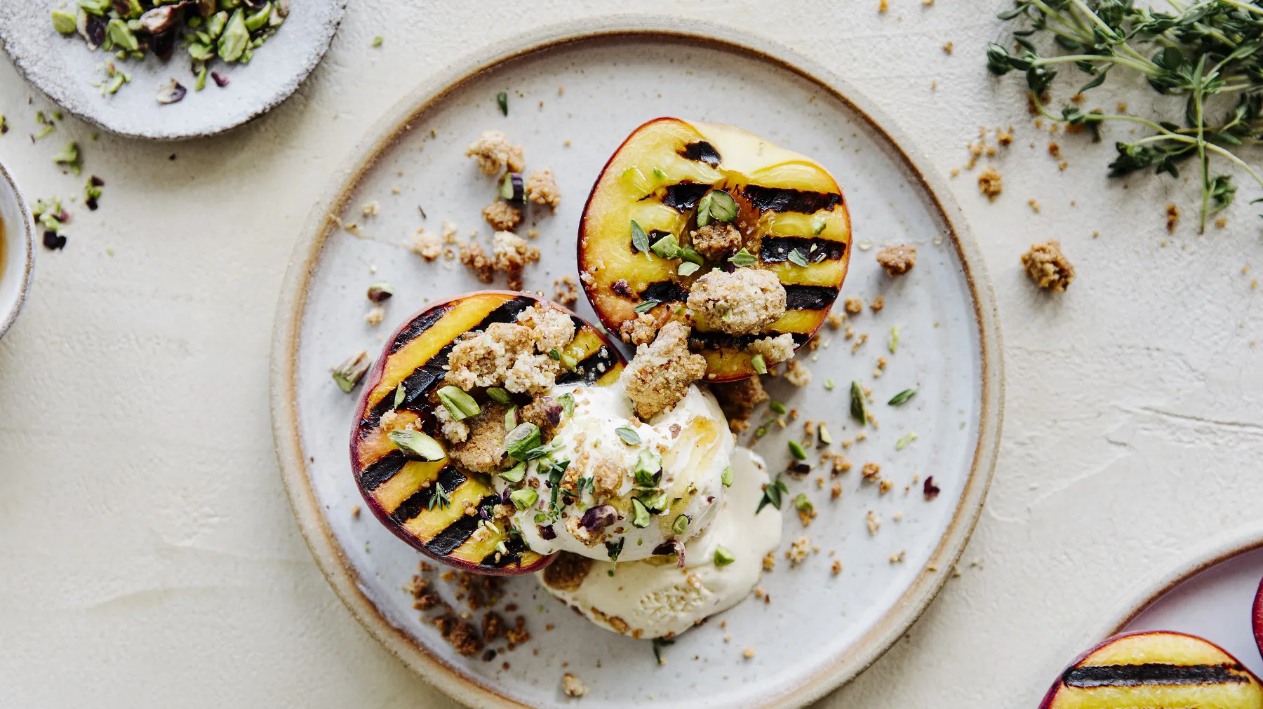 Gegrillte Pfirsiche mit Honig