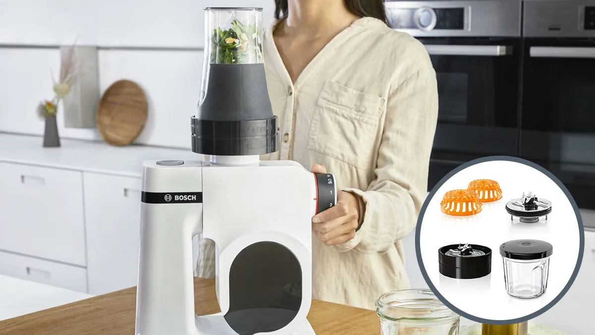 Femeie folosind mixer Bosch cu diferite atașamente pe tejghea bucătărie.