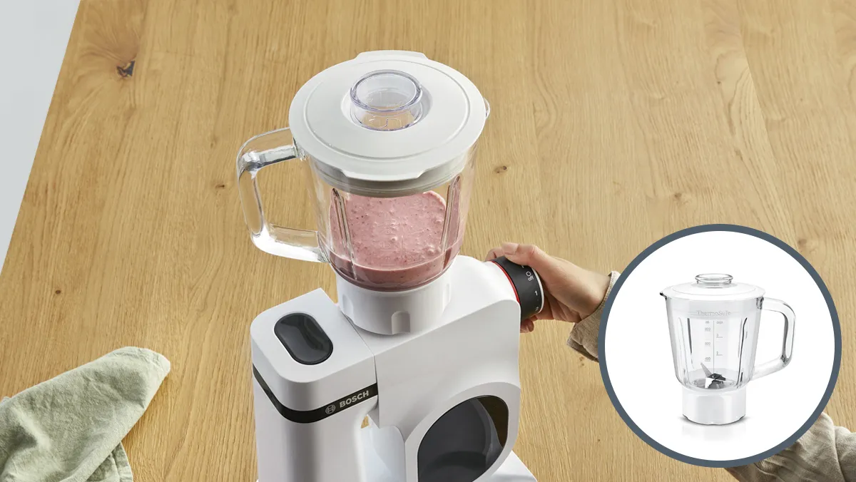 Blender cu borcan de sticla pe masa de lemn, aparat de bucatarie pentru prepararea alimentelor.