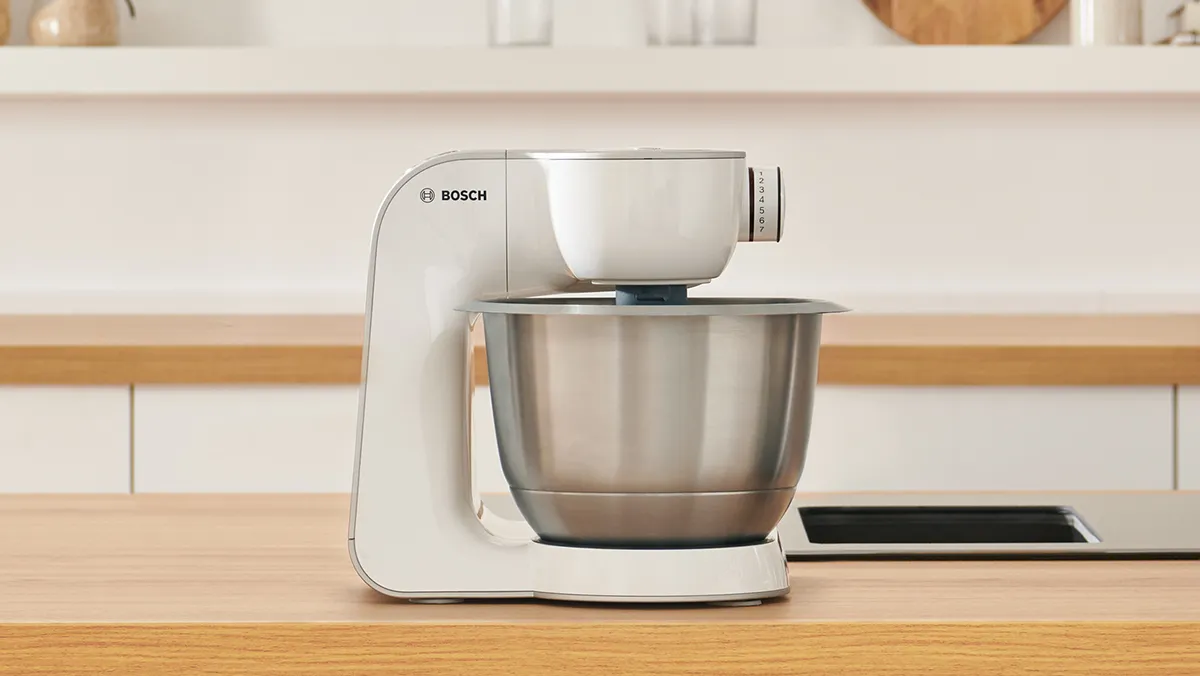 A front shot of a white Series 4 MUM 5 stand mixer.