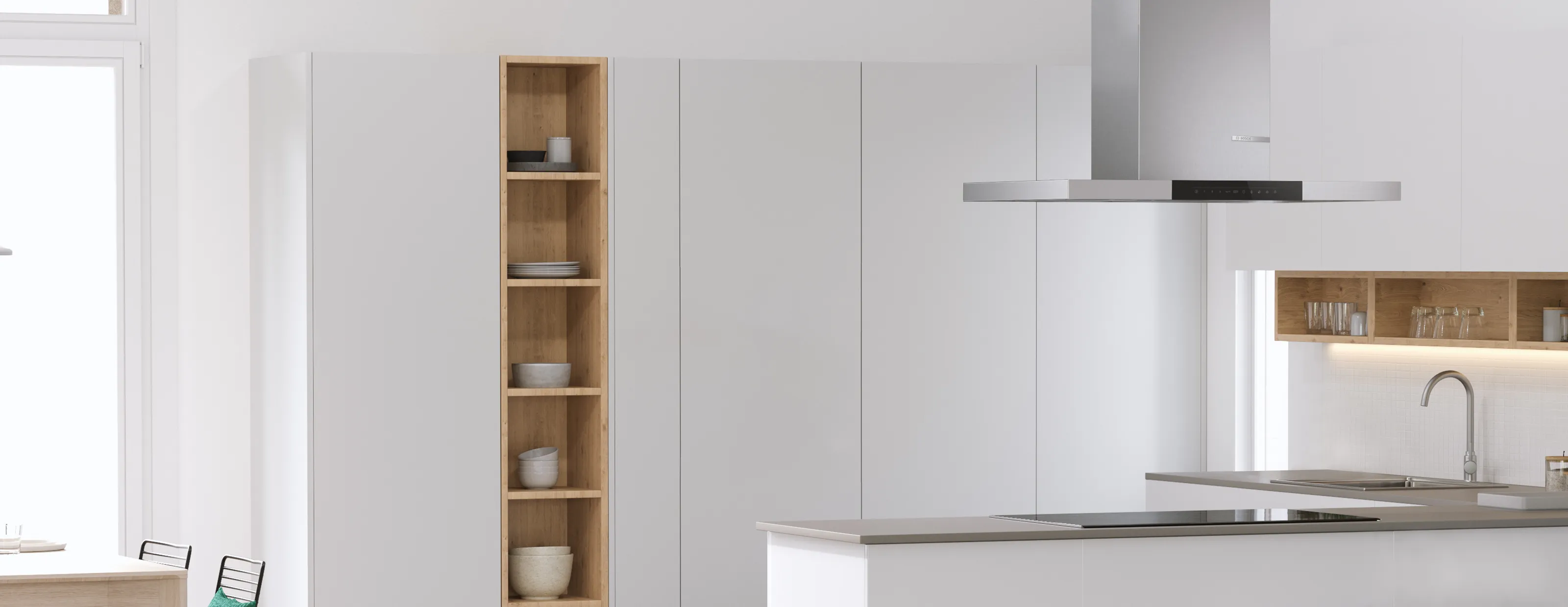 Minimalist mutfak beyaz dolaplar, ahşap raflar ve paslanmaz çelik cihazlar ile iç.