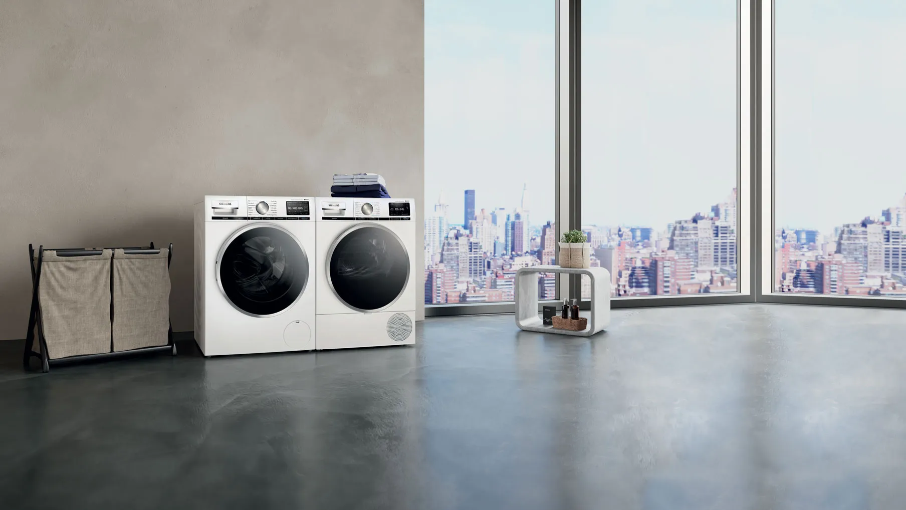 Buanderie avec lave-linge, vue sur la ville par la fenêtre, design intérieur minimaliste.
