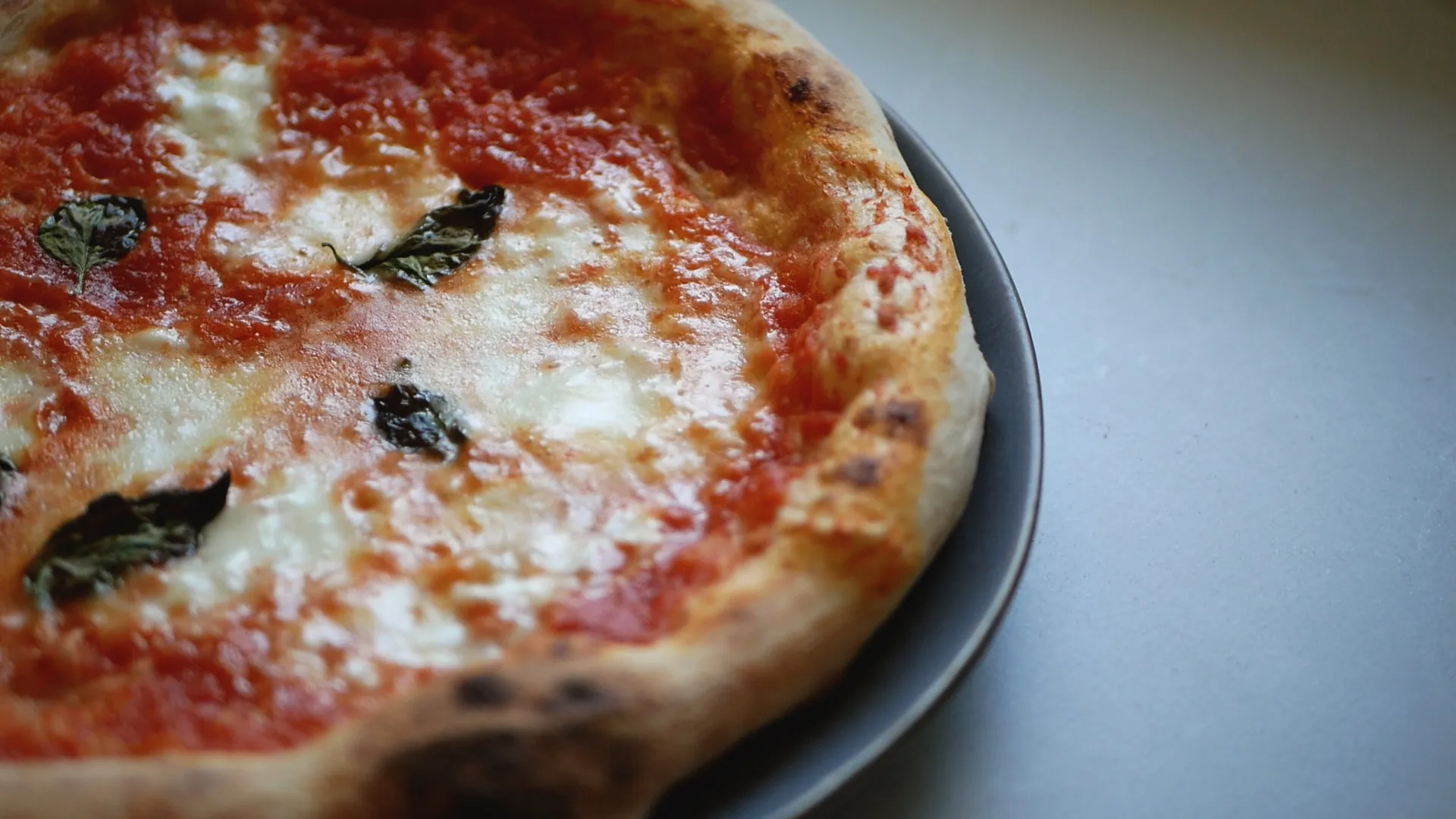 Pizza i ugn med tomats\u00e5s och ost