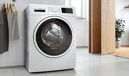 Modern beyaz çamaşır makinesi bir evde iç.