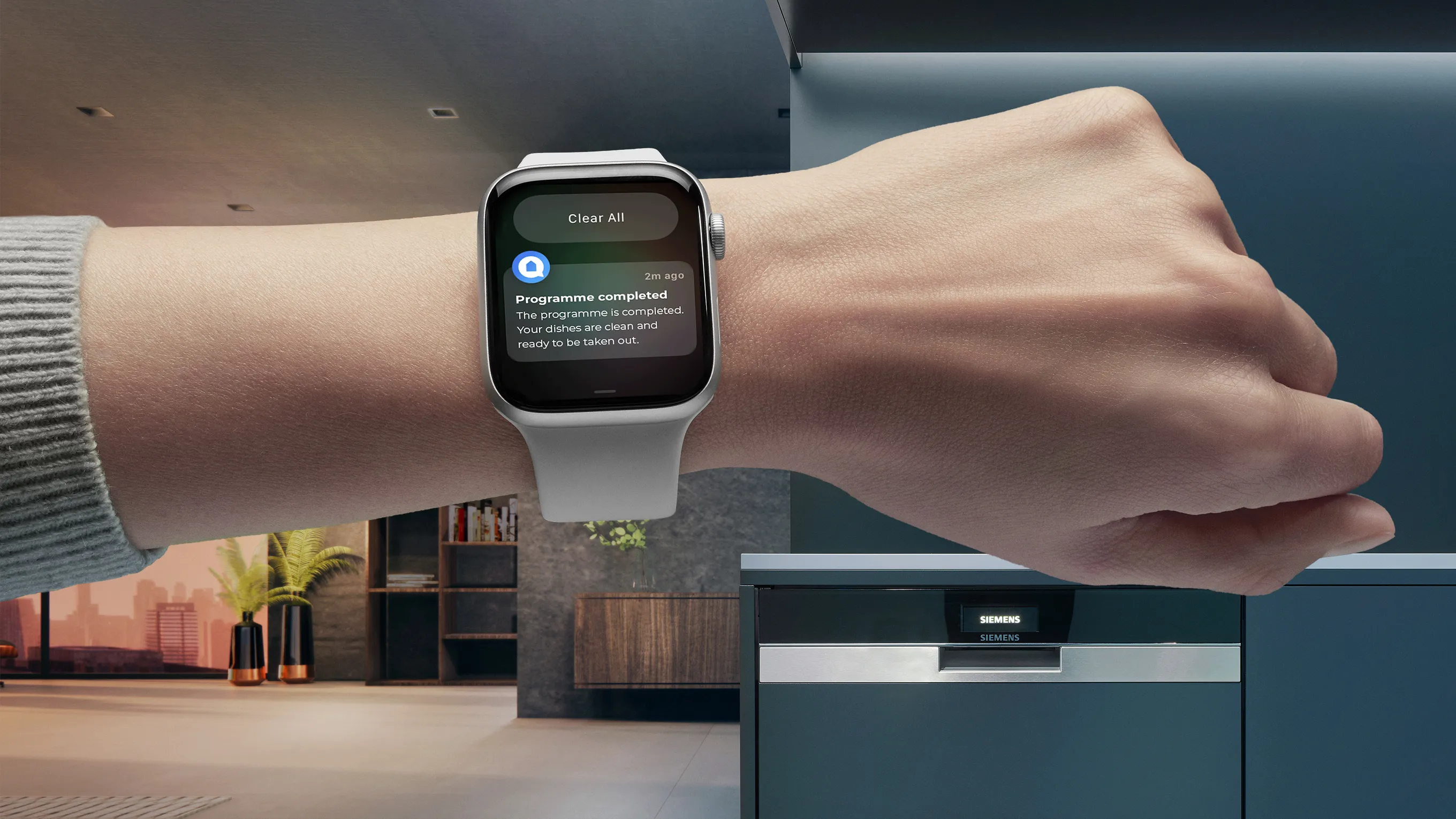 Smartwatch sulla notifica di visualizzazione del polso della persona, con interno domestico in background.