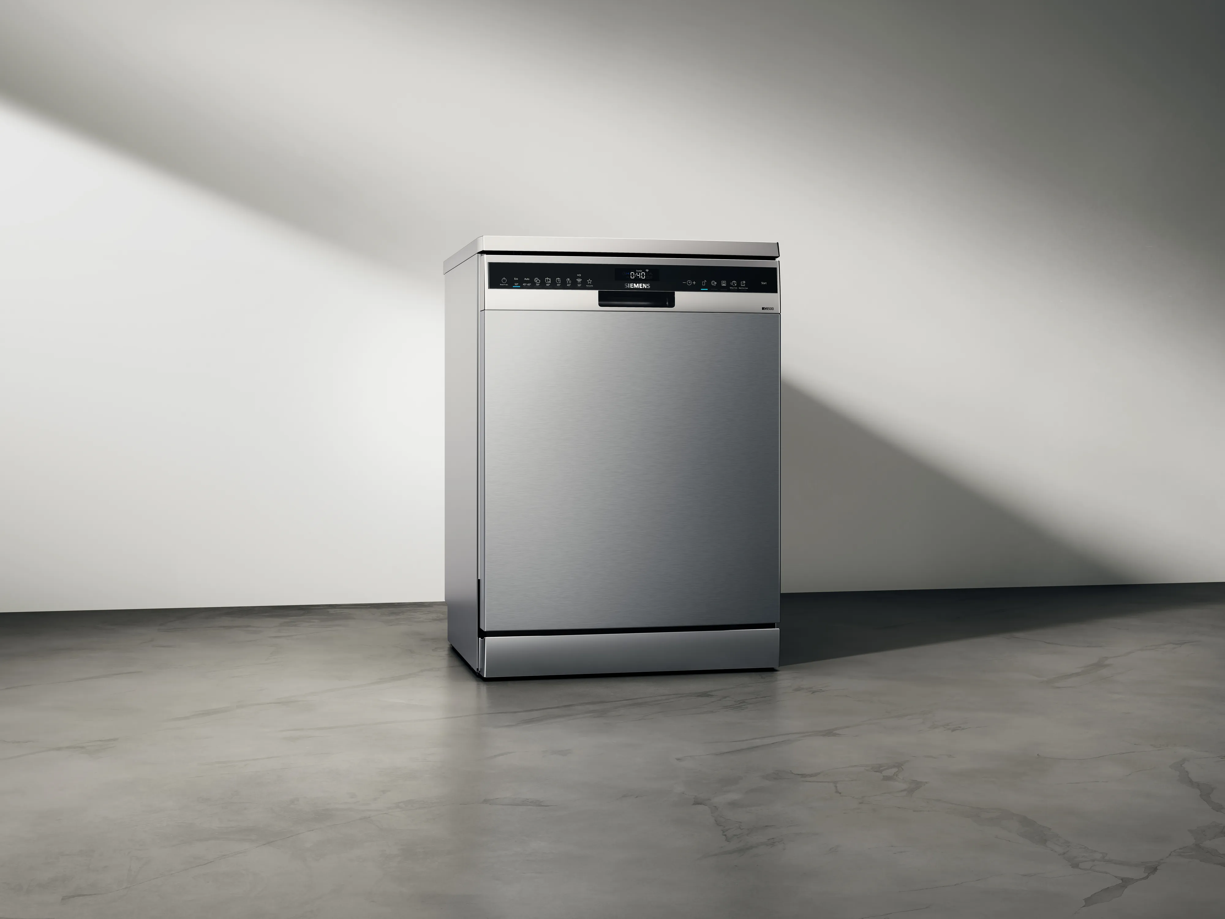 Eleganter, moderner Geschirrspüler in einer minimalistischen, industriellen Umgebung.