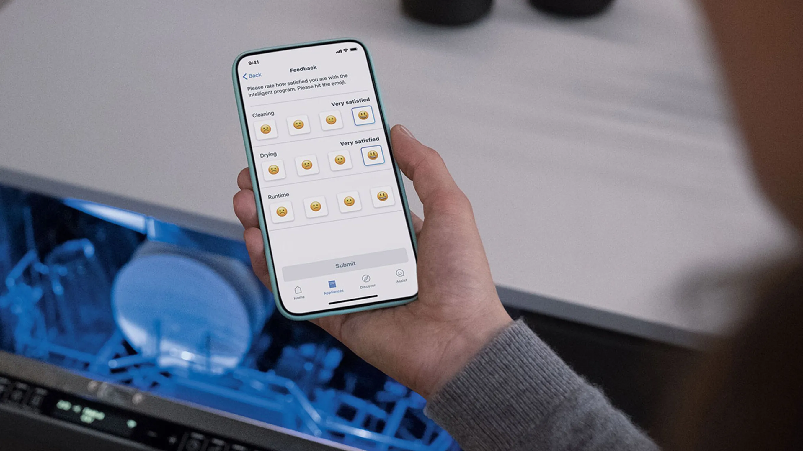 Detalle de un usuario indicando en la app Home Connect su valoración del ciclo de lavado para que el lavavajillas inteligente se adapte a sus preferencias