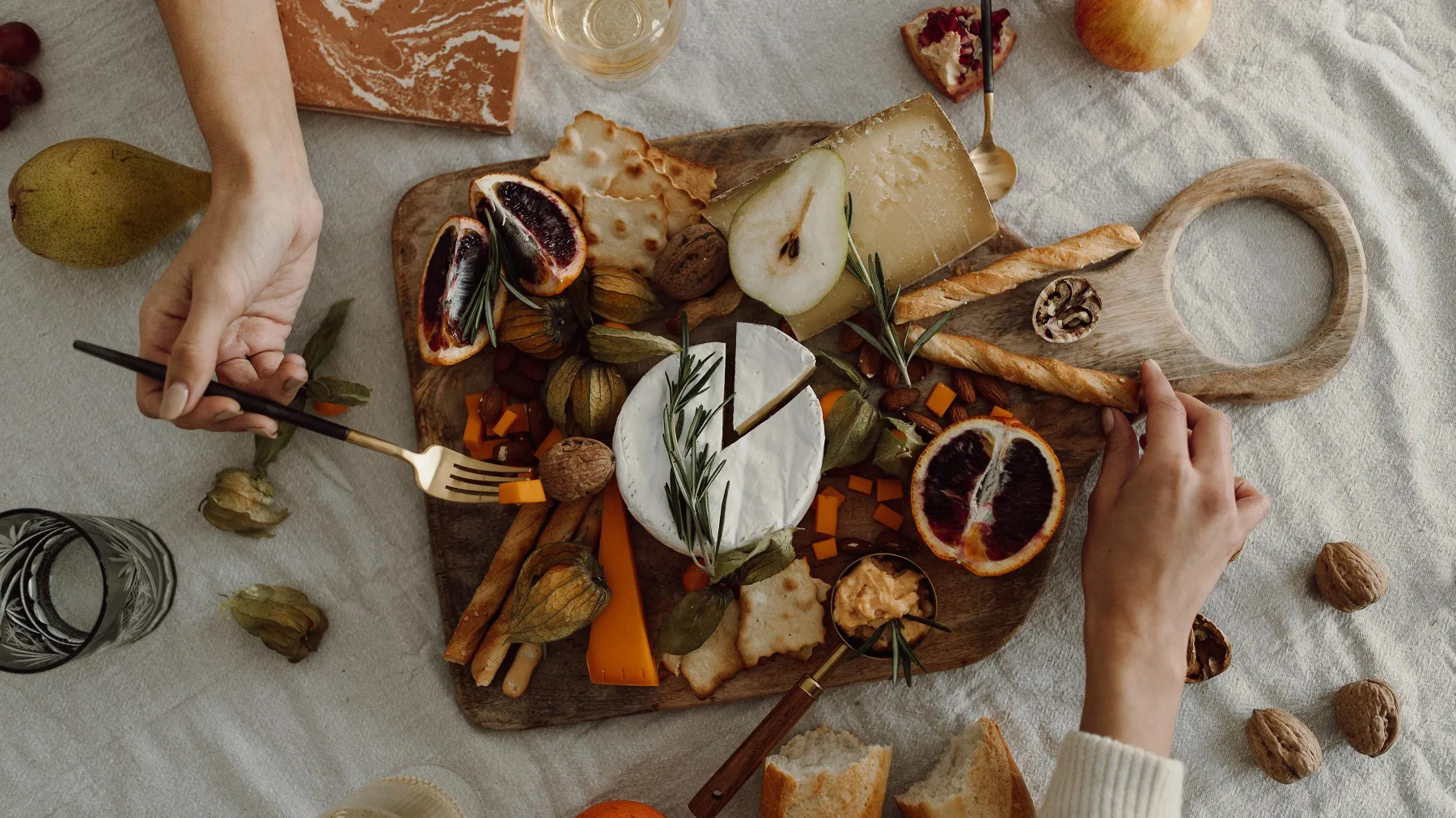 Charcuterie Board mit Käsesorten für Vegetarier*Innen
