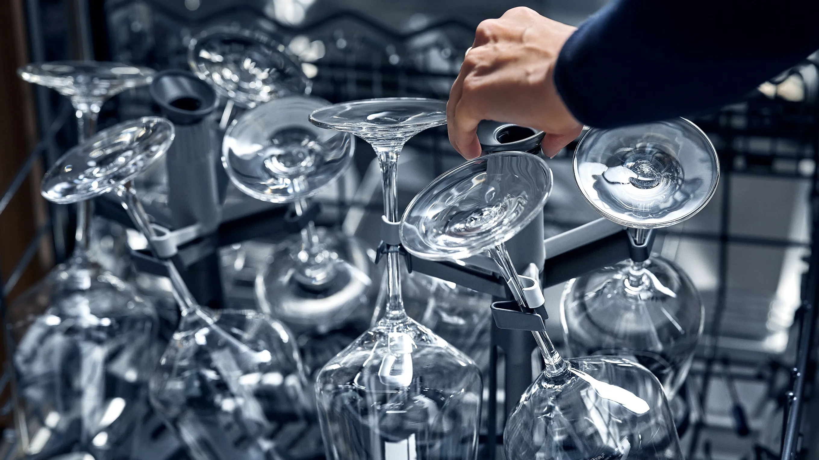 Siemens: hand taking glass out of dishwasher