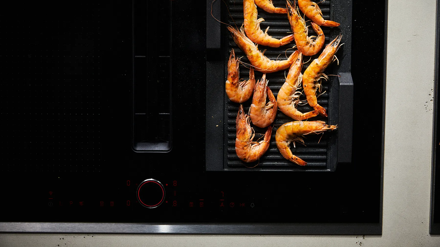 Gegrillte Shrimps auf Grillplatte