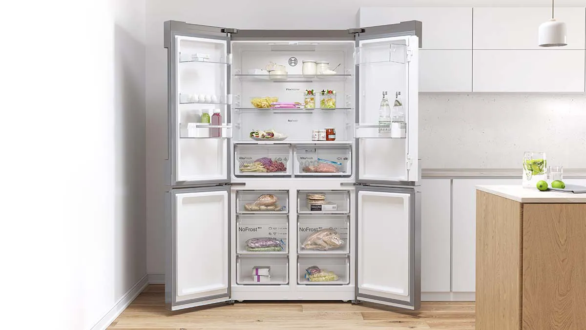 Frigorifero multidoor in una cucina con porte aperte.