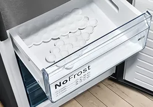 Donmuş eşyaları depolamak için tasarlanmış "Nofrost" etiketi ile buzdolabı çekmecesi.
