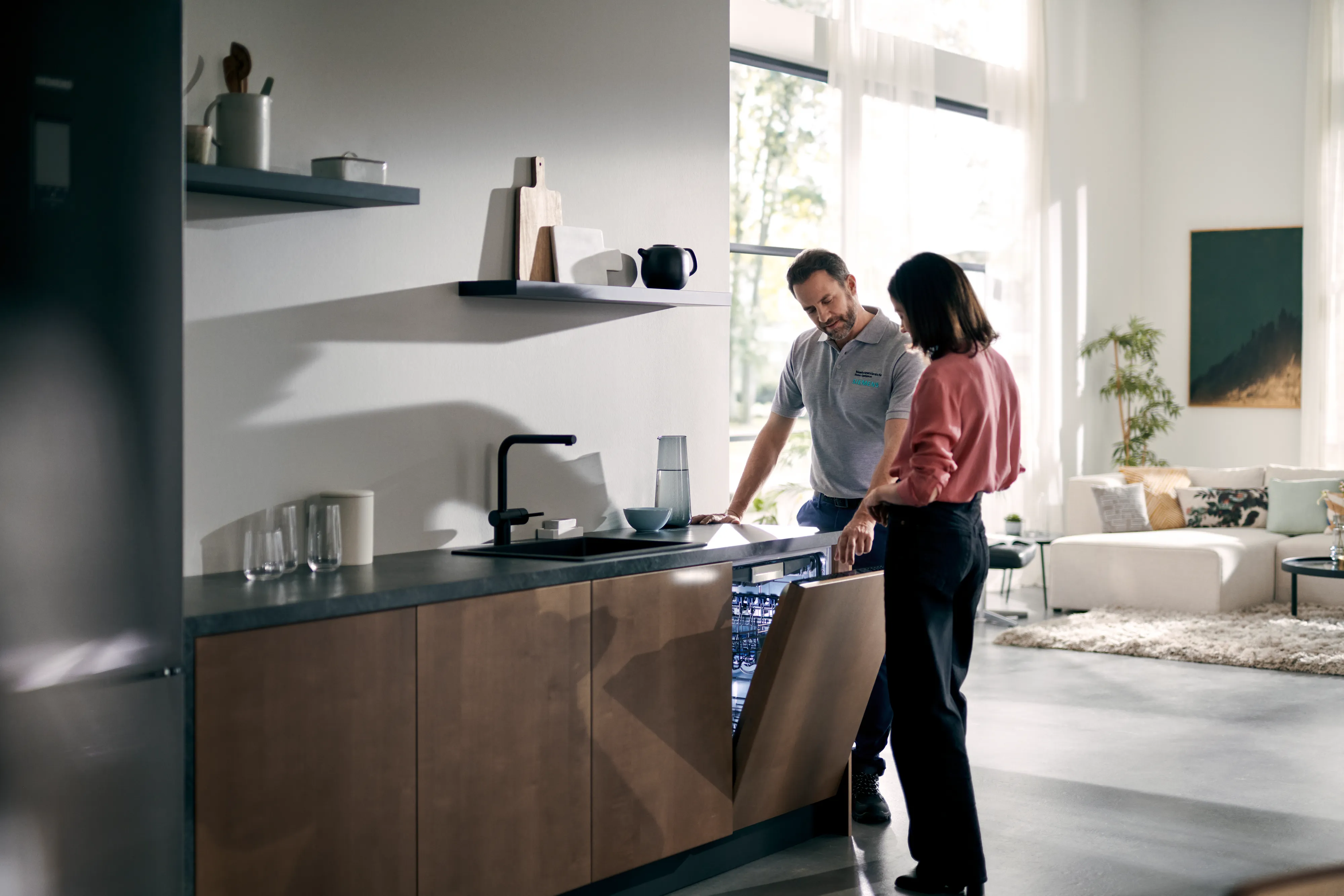 Twee mensen in een moderne keuken, samen een maaltijd bereiden.