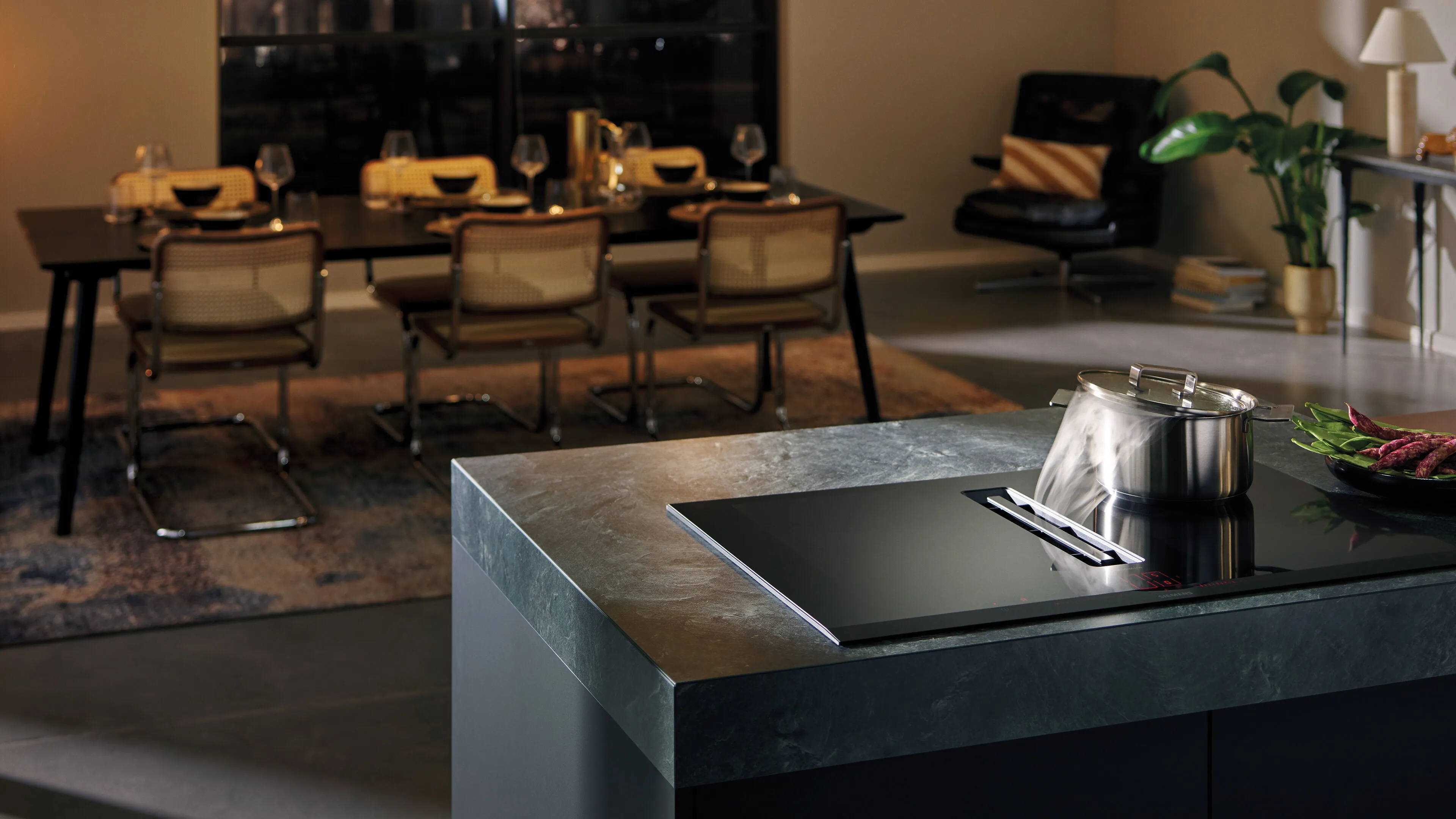 Nowoczesna płyta indukcyjna z okapem downdraft i parującą patelnią