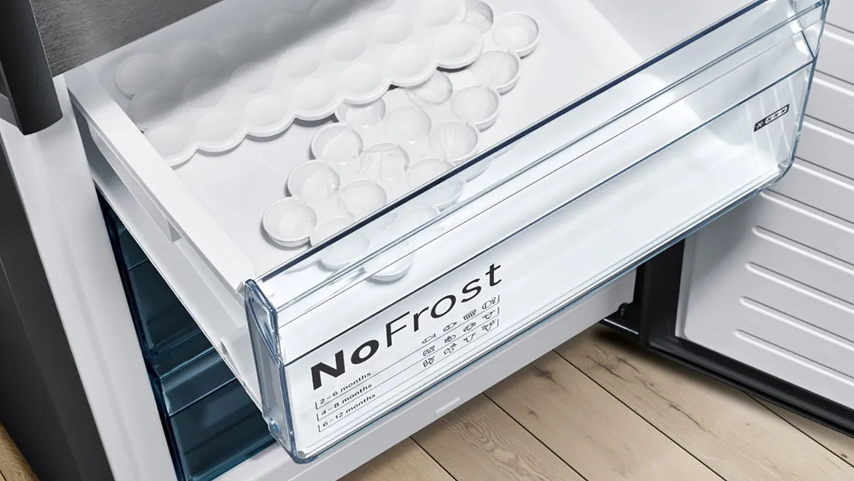 Nahaufnahme einer Kühlschrankschublade mit der Aufschrift „NoFrost“, die runde Eisformen mit elegantem Design enthält