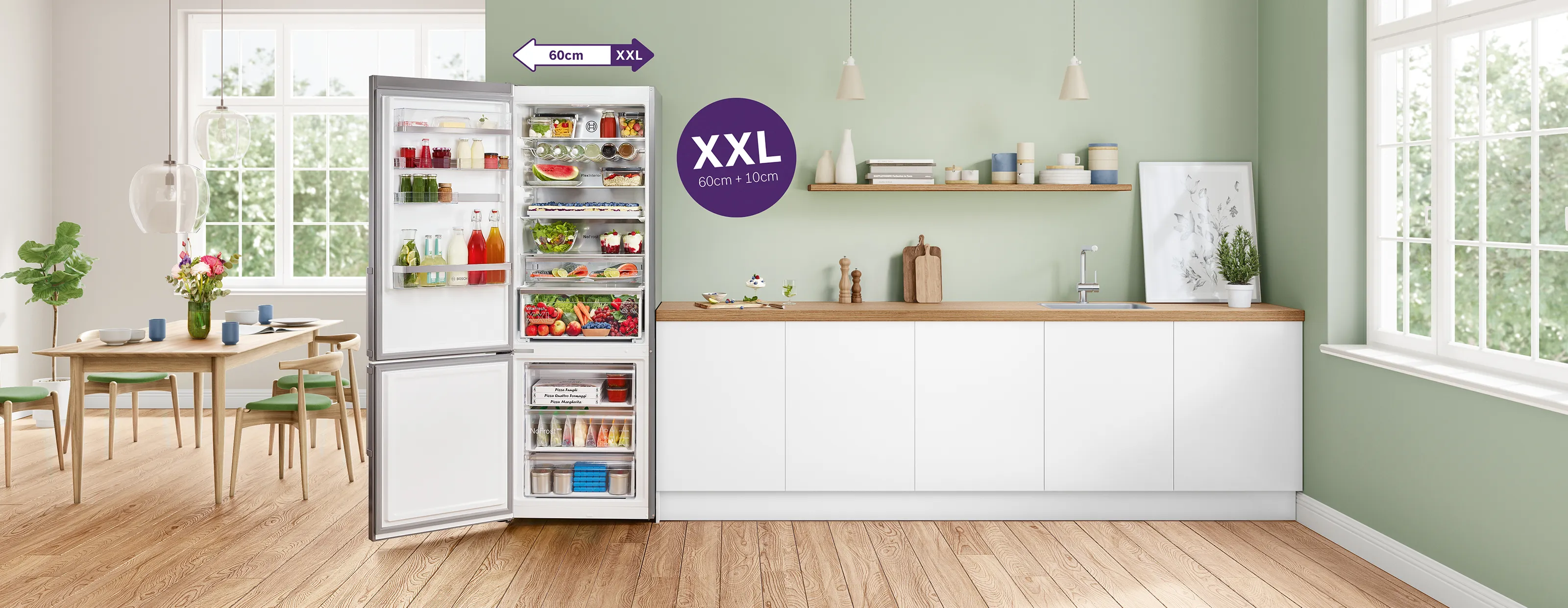Un réfrigérateur XL ouvert avec une courgette XL exposée.