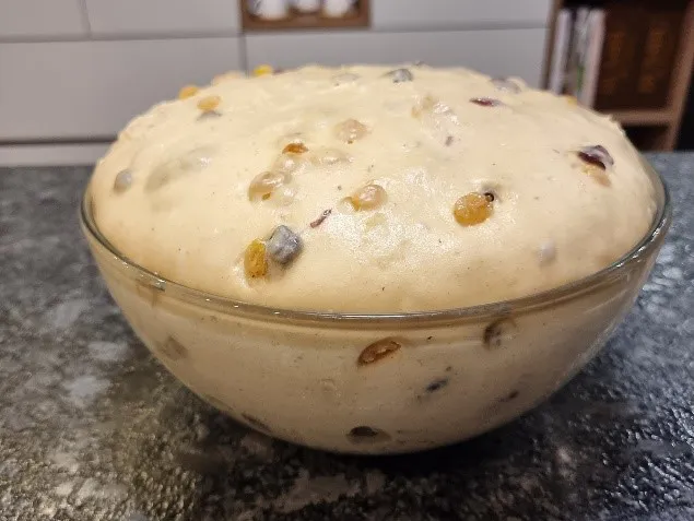 Krémový bílý puding nebo puding s viditelným sušeným ovocem nebo ořechy ve skleněné misce.