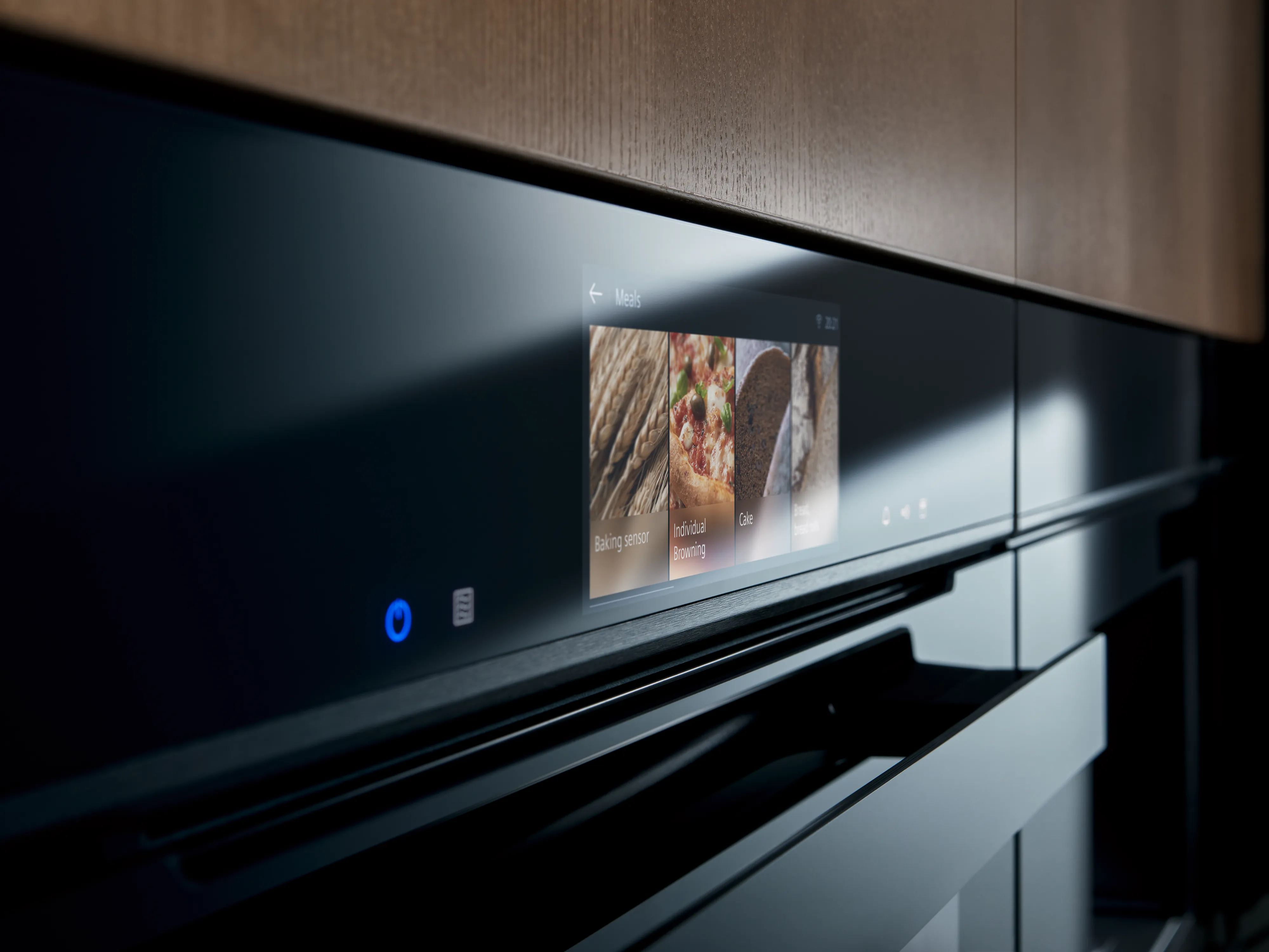 Forno preto com exibição digital mostrando imagens de alimentos.