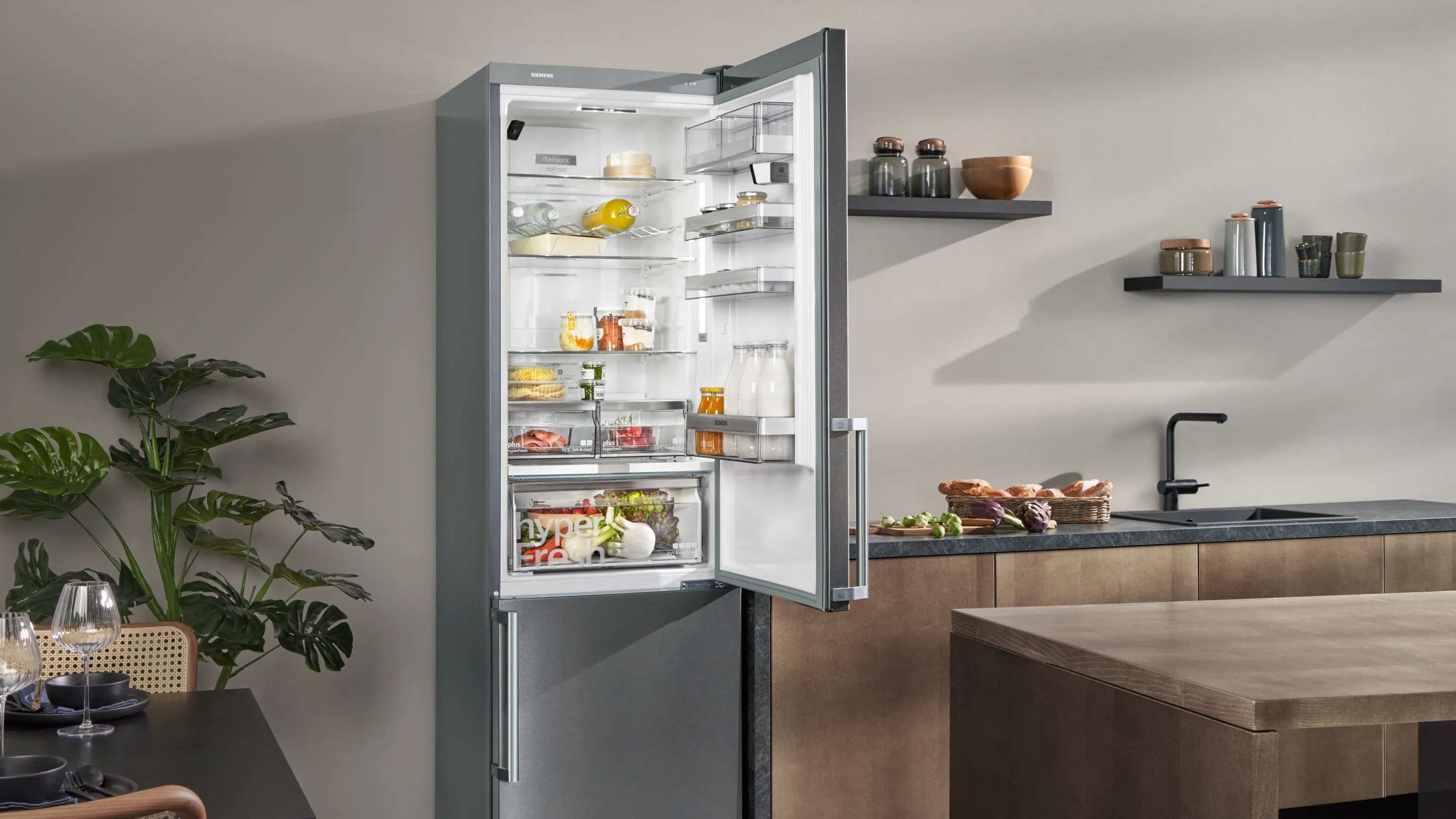 Moderne Küche mit offenem Kühlschrank mit frischen Produkten und Küchenartikeln.