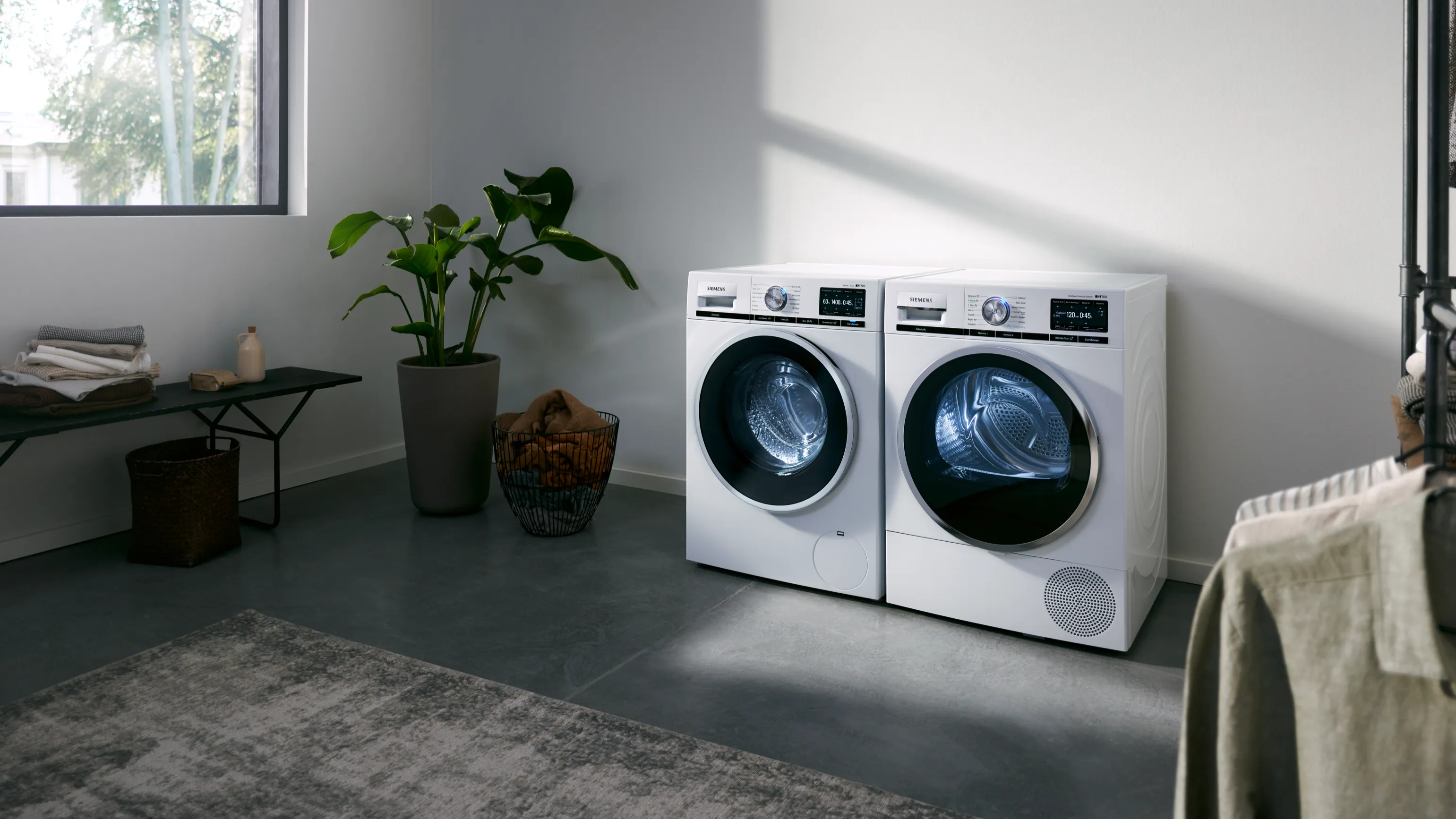 Modern beyaz çamaşır makinesi dijital ekran ve kontrol paneli ile.