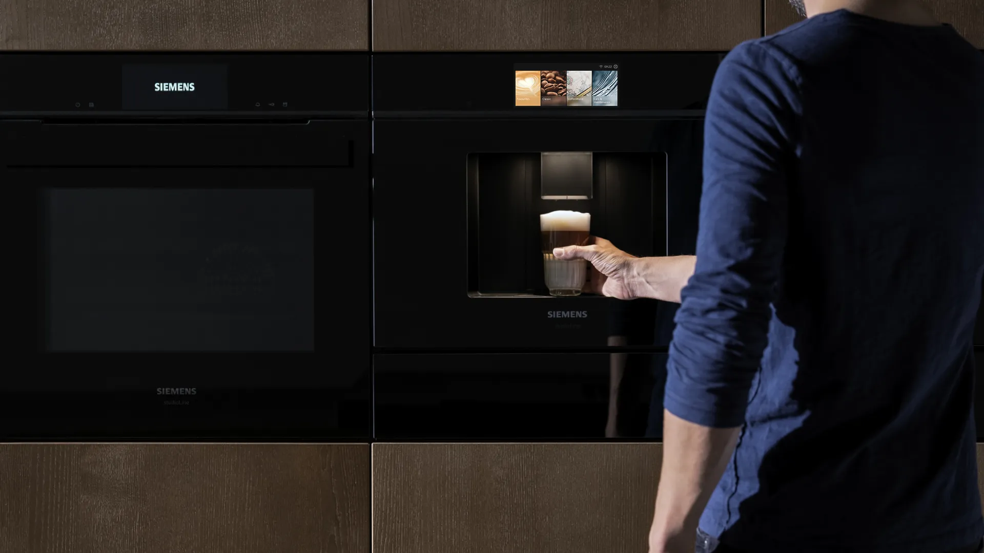 Abertura da pessoa Forno Siemens no interior da cozinha moderna.