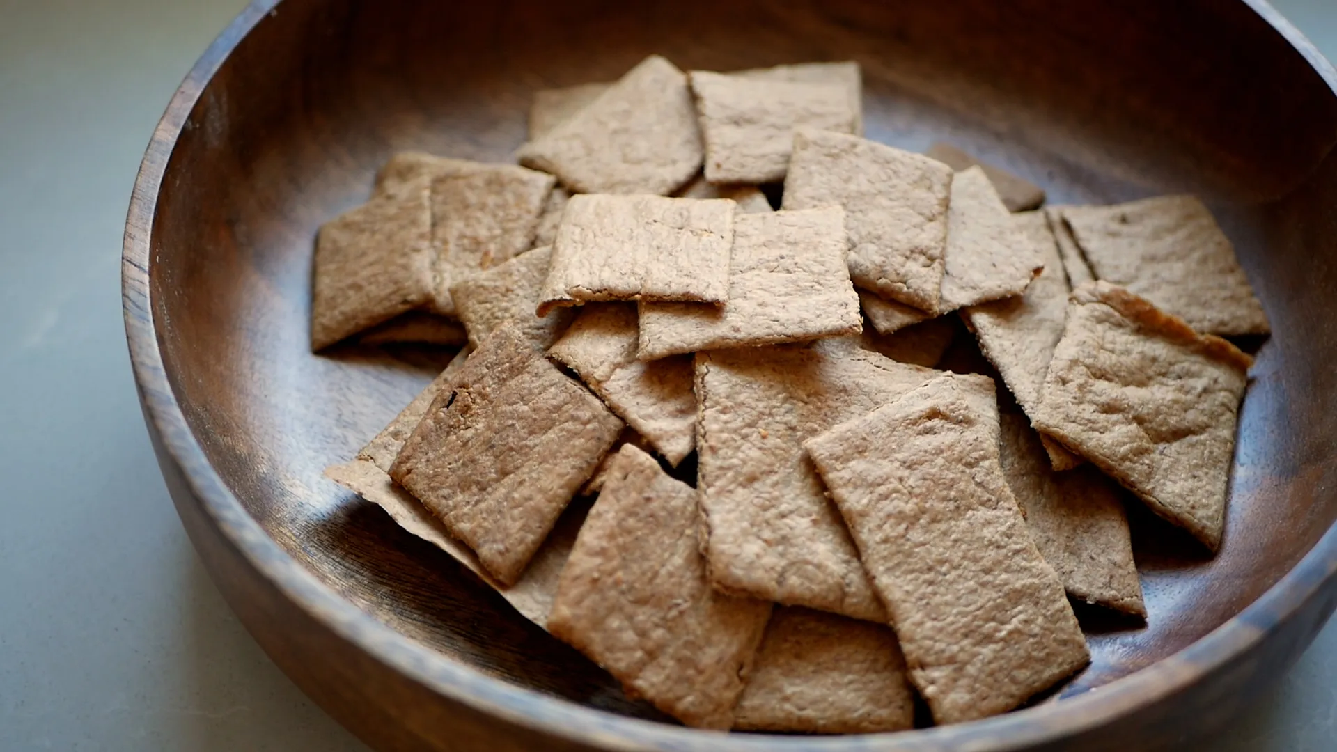 En skål fylld med knäckebröd kex, perfekt som ett hälsosamt snacks eller för att njuta av med pålägg.
