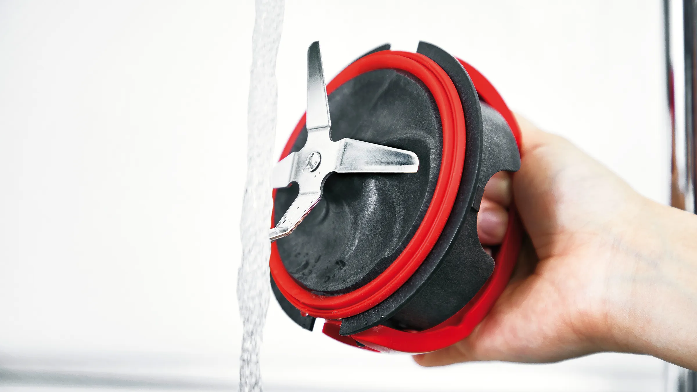 Dao của máy xay sinh tố BOSCH được làm sạch dưới nước. 