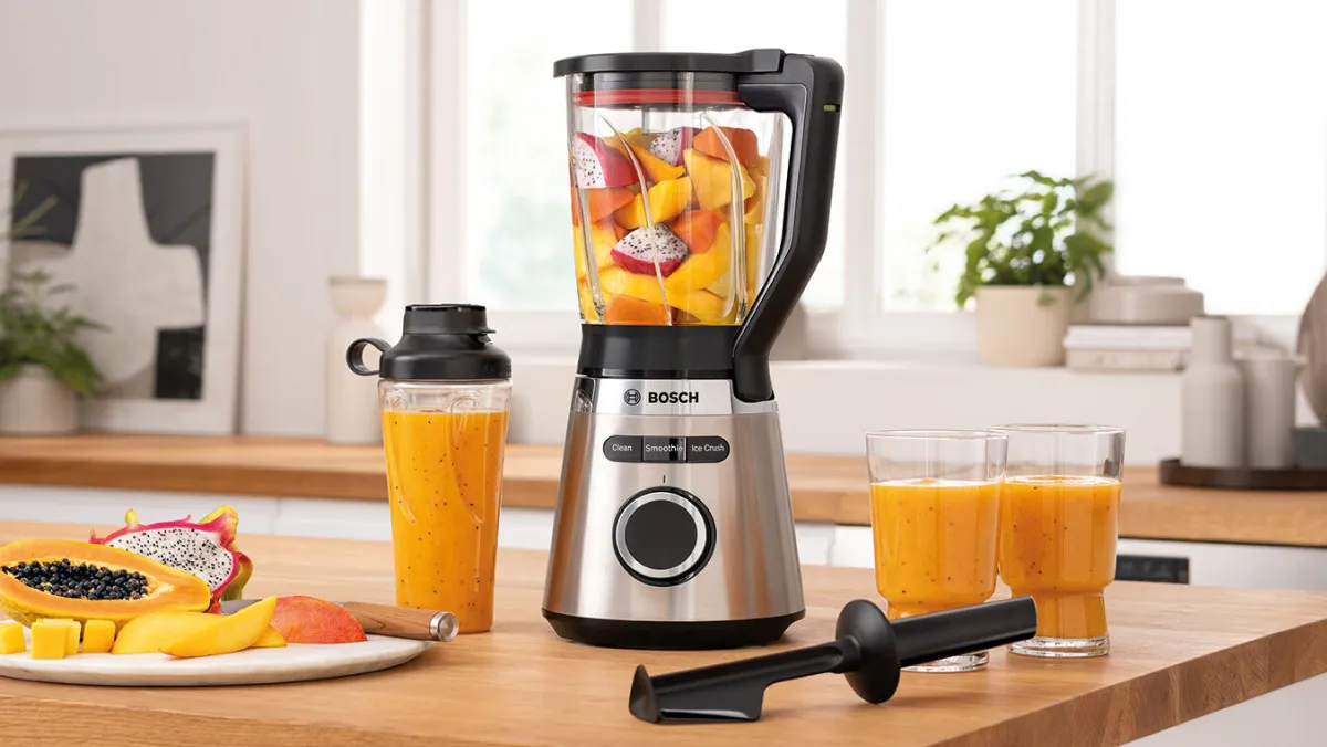 Blender cu fructe smoothie proaspete, tejghea bucătărie cu fructe tropicale, concept de stil de viață sănătos.