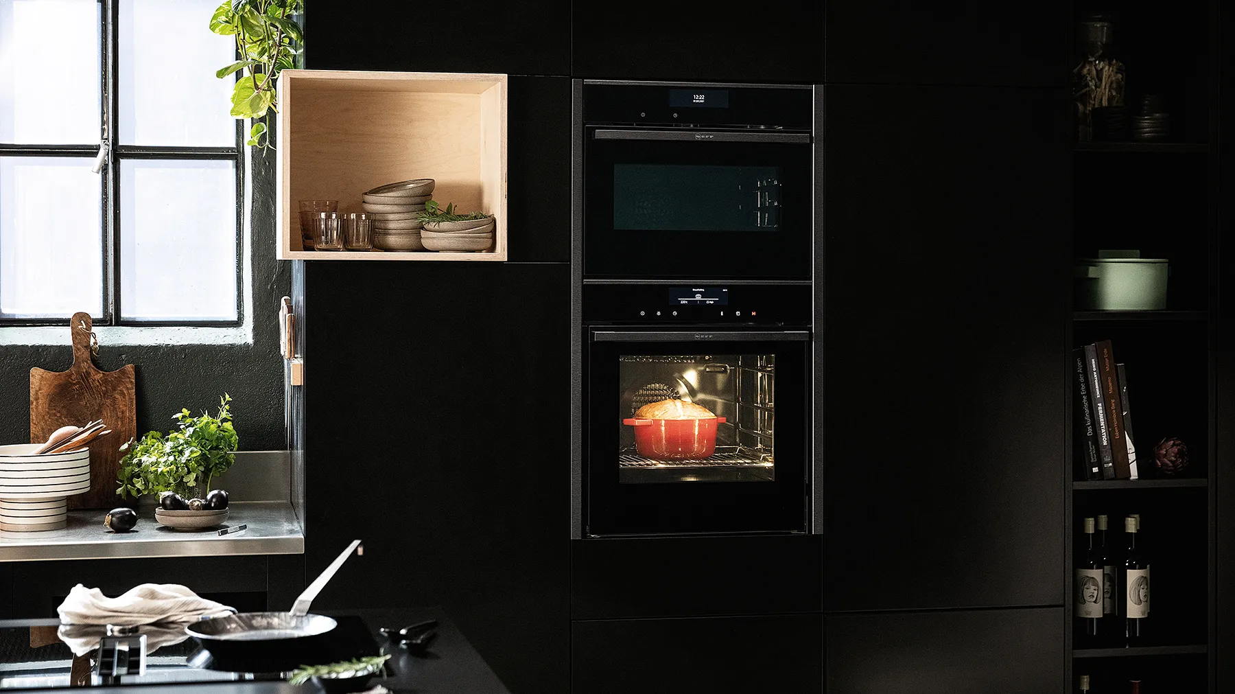 Micro-ondes avec des bandes latérales en bronze brossé, montré avec la porte ouverte.