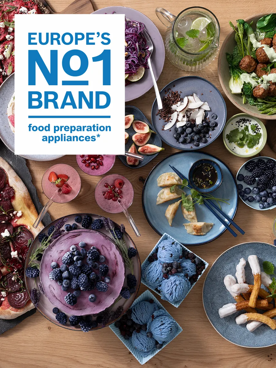 Gözəl şəkildə təqdim olunmuş meyvələr və desertlərdən ibarət bir qarışıq, rəngarəng giləmeyvələr və zərif şirniyyatlarla birlikdə mətbəx masasının üzərində. 