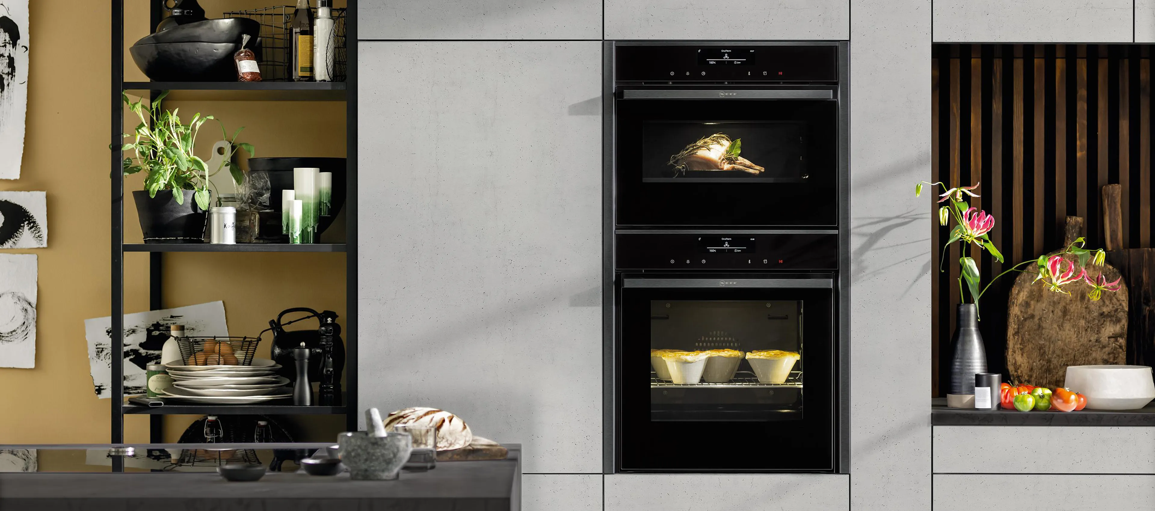 Gros plan de l'affichage du four N90 avec des garnitures latérales en bronze brossé.