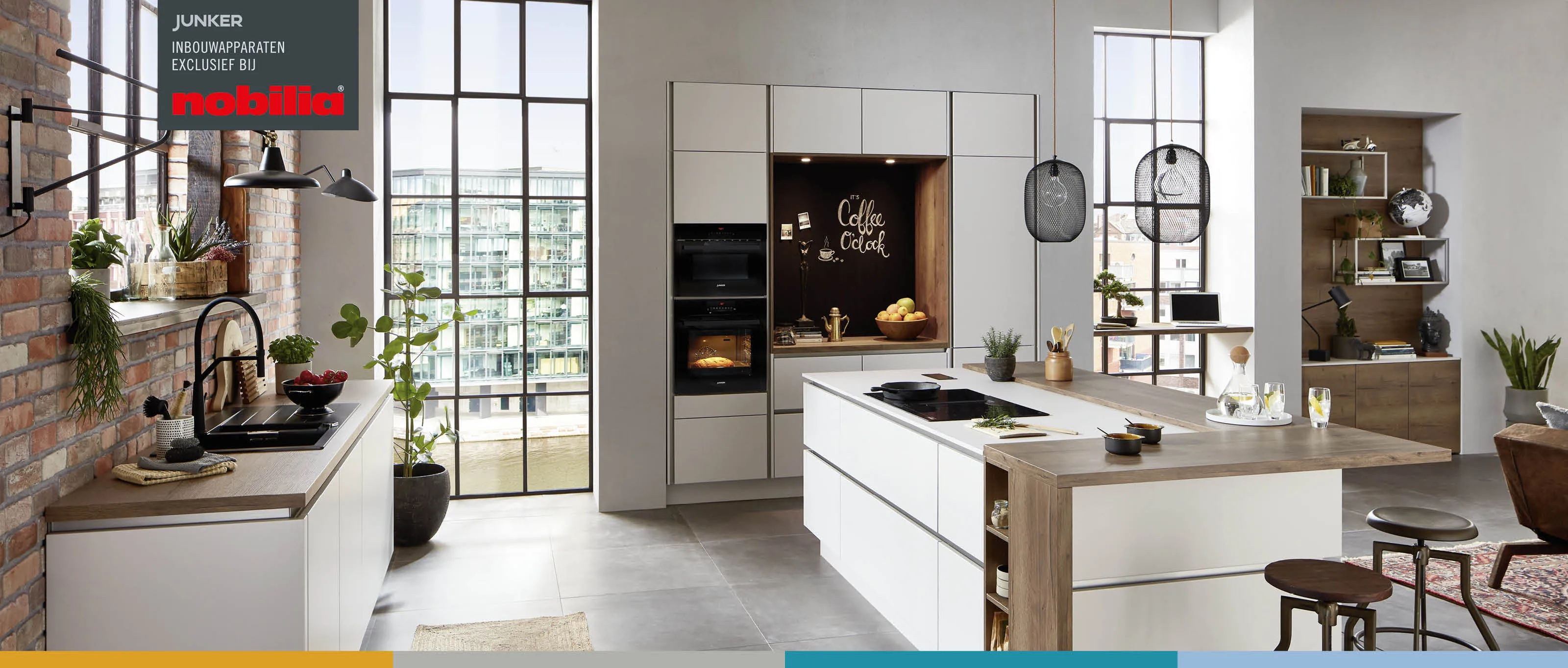 Moderne keuken met strakke keukenkasten, een stijlvol eiland en grote ramen, met planten en een gezellige zithoek. Natuurlijk licht vult de ruimte.